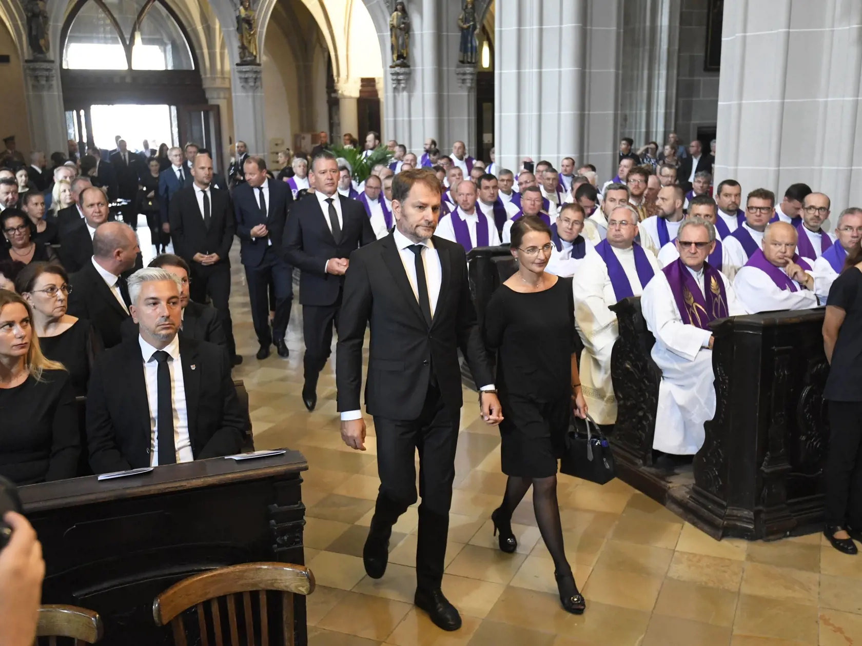 Na snímke uprostred minister financií SR Igor Matovič (OĽaNO) počas pohrebnej svätej omše a rozlúčky so zosnulým slovenským kardinálom Jozefom Tomkom v Katedrále sv. Alžbety v Košiciach 16. augusta 2022.