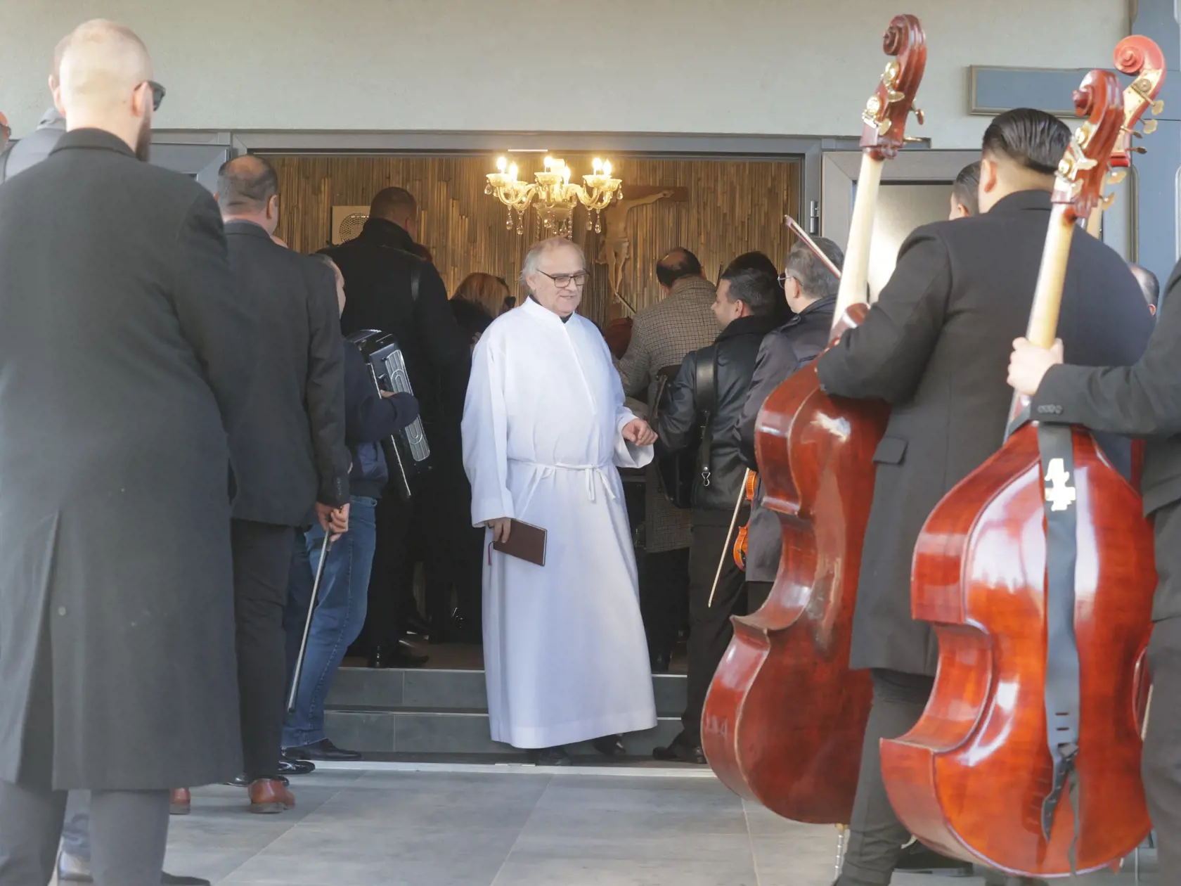Posledná rozlúčka s hudobníkom Ľubom Virágom (†68), ktorý náhle zomrel pred pár dňami.