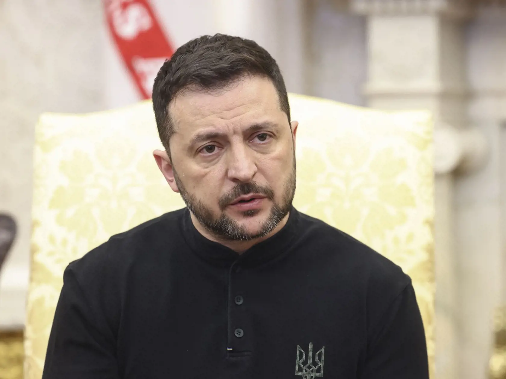 Volodymyr Zelenskyj prišiel do Bieleho domu v jednoduchej košeli s ukrajinským trojzubcom.