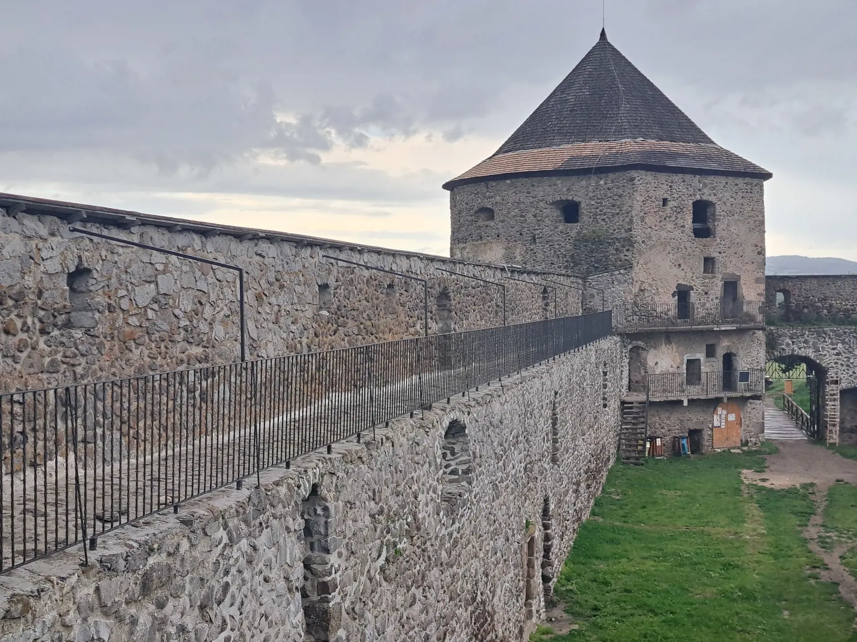 Jednotlivé bašty boli prístupné ochodzou.
