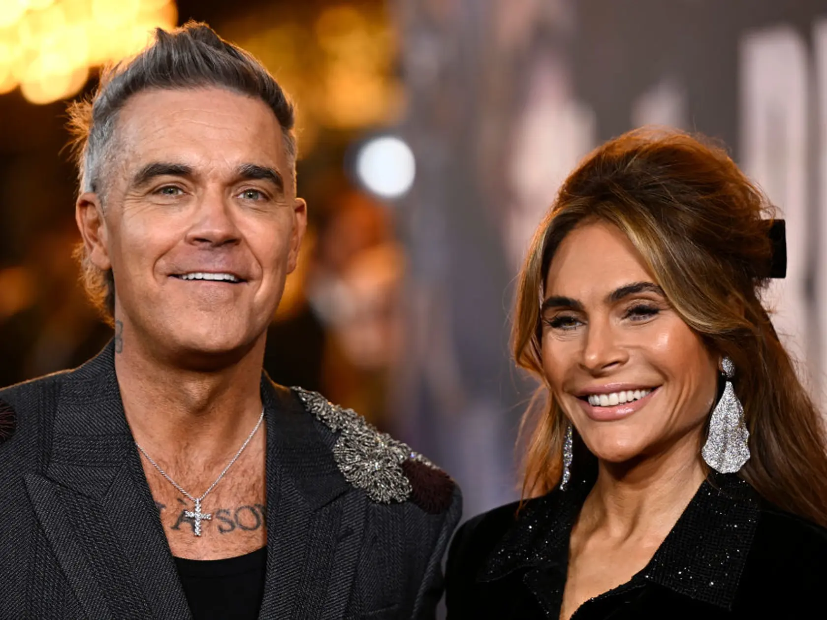 Robbie Williams na premiére životopisného filmu o sebe Better Man s manželkou Aydou Field. Za úsmevmi skrývajú bolesť. Ich rodiča bojujú s vážnymi chorobami. 