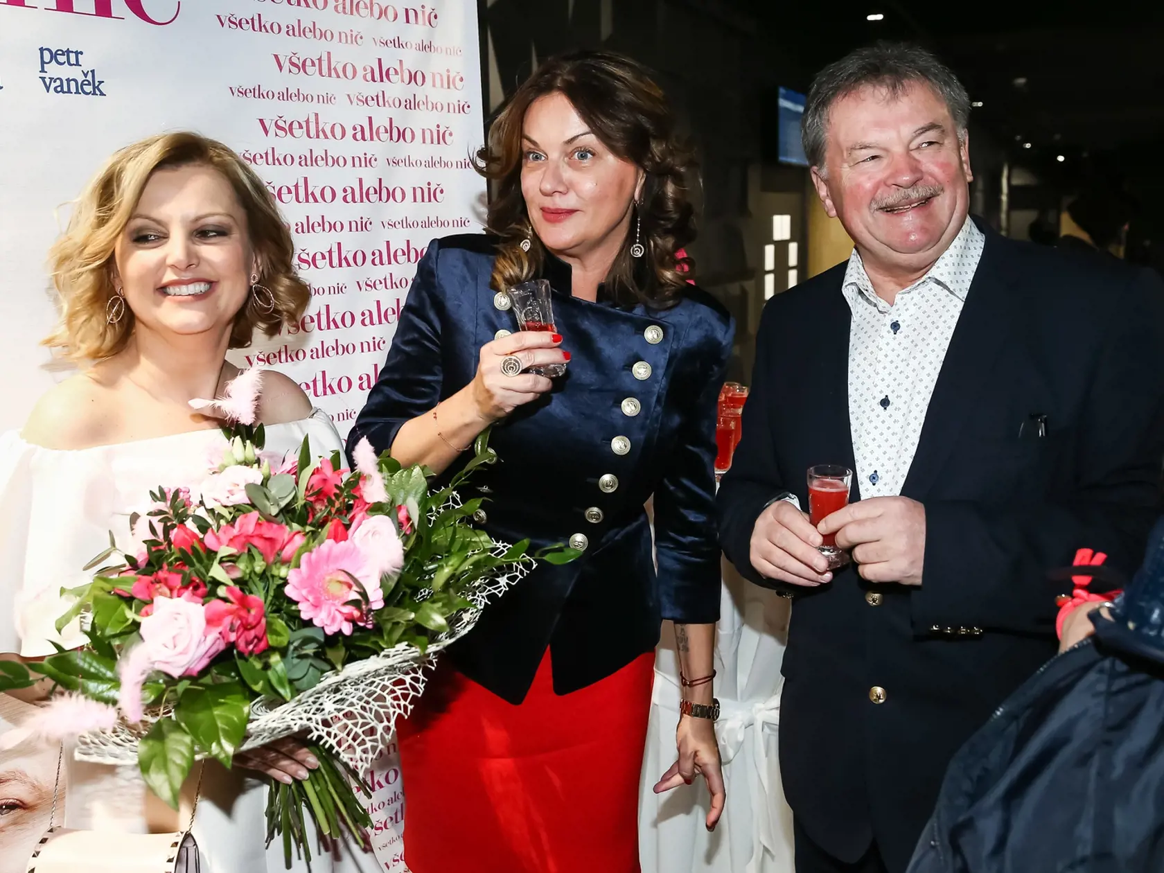 S kamarátkou Evitou: Monika Beňová na premiére filmu Všetko alebo nič.