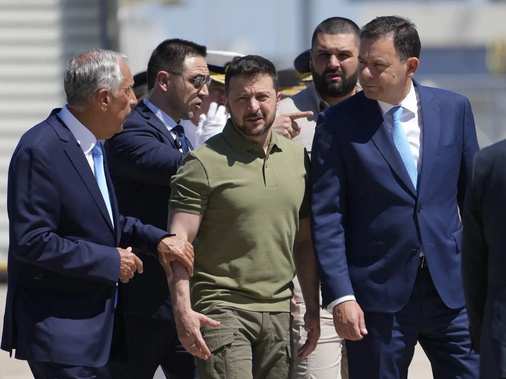 Ukrajinský prezident Volodymyr Zelenskyj (uprostred), portugalský prezident Marcelo Rebelo de Sousa (vľavo) a portugalský premiér Luis Montenegro sa vítajú na vojenskom letisku v Lisabone 28. mája 2024.