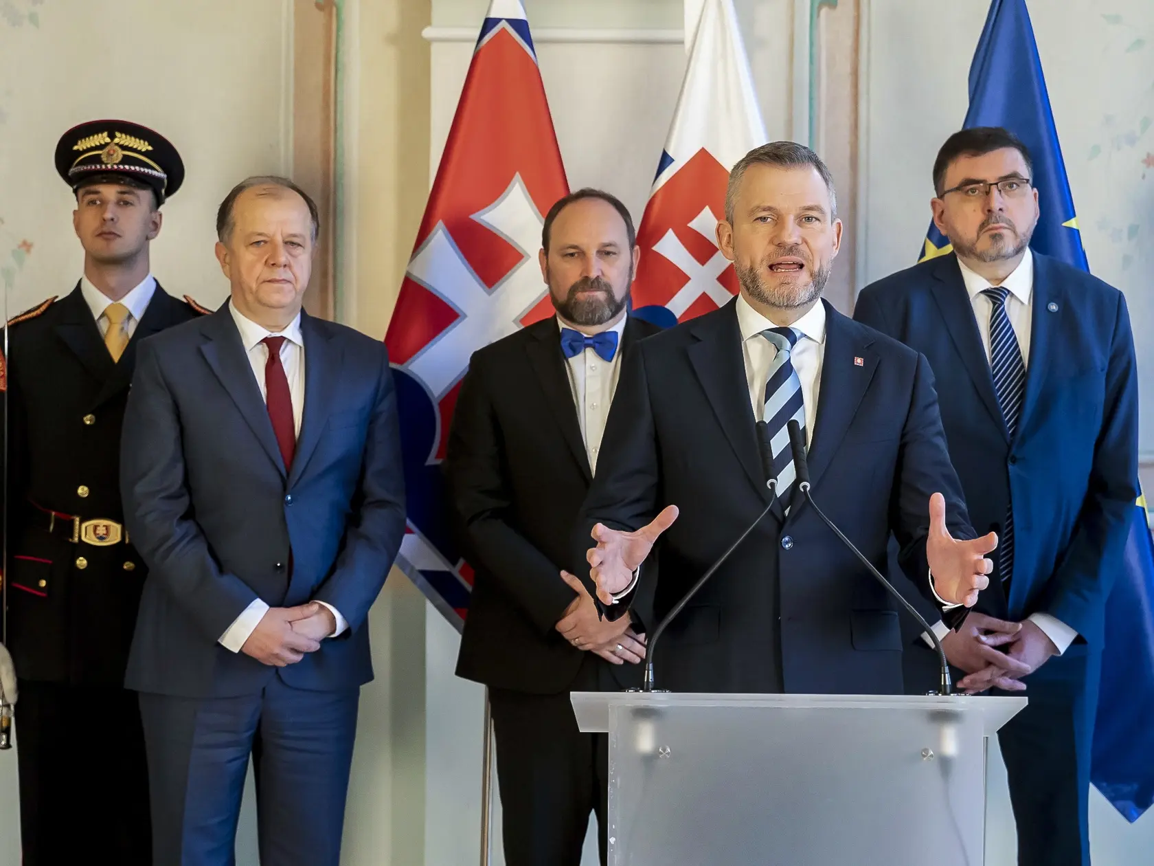 Na snímke zľava prezident Únie miest Slovenska (ÚMS) a primátor mesta Trenčín Richard Rybníček, predseda združenia SK8 a predseda Trnavského samosprávneho kraja Jozef Viskupič, prezident SR Peter Pellegrini a predseda Združenia miest a obcí Slovenska a primátor mesta Partizánske Jozef Božik počas tlačovej konferencie po stretnutí prezidenta SR so zástupcami samospráv v Bratislave 31. januára 2025. FOTO TASR - Dano Veselský