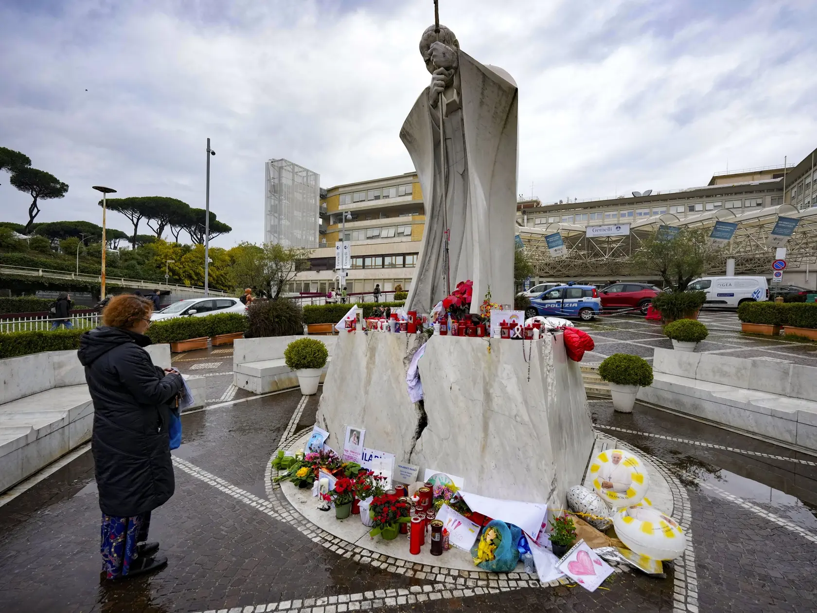Žena sa modlí pred Nemocnicou Agostina Gemelliho v Ríme v stredu 26. februára 2025, kde je hospitalizovaný pápež František.