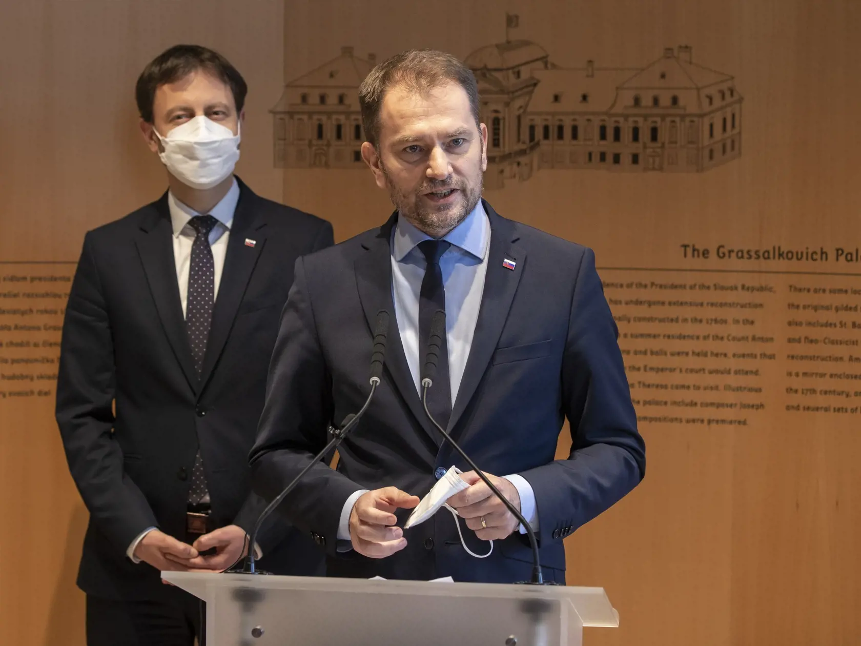 Expredseda vlády Slovenskej republiky Igor Matovič počas po podaní demisie do rúk prezidentky Zuzany Čaputovej, ktorá na post premiéra bezodkladne menovala Eduarda Hegera. Na snímke je Igor Matovič a Eduard Heger.