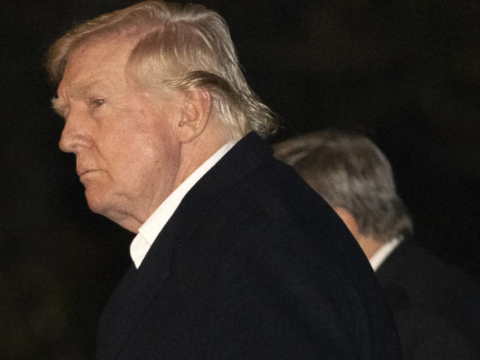 Americký prezident Donald Trump, ktorý sa vrátil po návštevy Floridy,  kráča po južnom trávniku Bieleho domu vo Washingtone v nedeľu 2. marca 2025. "Mali by sme tráviť menej času znepokojovaním sa nad Putinom, a viac času znepokojovaním sa nad znásilňujúcimi gangmi migrantov, drogových barónov, vrahov a ľudí z ústavov pre duševne chorých, ktorí prichádzajú do našej krajiny - aby sme neskončili ako Európa!" napísal Trump na svojej platforme Truth Social. Trump reagoval v nedeľu na kritiku svojho zbližovania sa s Ruskom ohľadne situácie na Ukrajine s tým, že Spojené štáty by si mali robiť "menej starostí" s ruským prezidentom Vladimirom Putinom. Rastúca blízkosť Trumpa s Putinom vyvolala znepokojenie v Európe, ale aj v radoch amerických demokratov, ktorí poukázali na obavy o národnú bezpečnosť.Trumpova Republikánska strana medzitým naznačuje, že by mal Zelenskyj odstúpiť, aby sa zabezpečila mierová dohoda s Moskvou, pripomína AFP. FOTO TASR/AP 

President Donald Trump walks across the South Lawn of the White House, Sunday, March 2, 2025, in Washington, after returning from a trip to Florida. (AP Photo/Mark Schiefelbein)