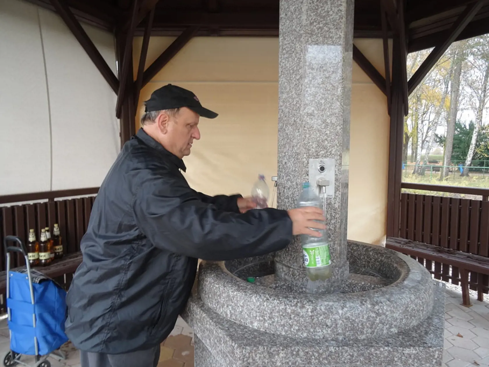 Košičan tvrdi, ze minerálku je potrebne načapovať úplne po okraj fľaše, aby sa netvorili bublinky. Údajne tak voda dlhšie vydrží.