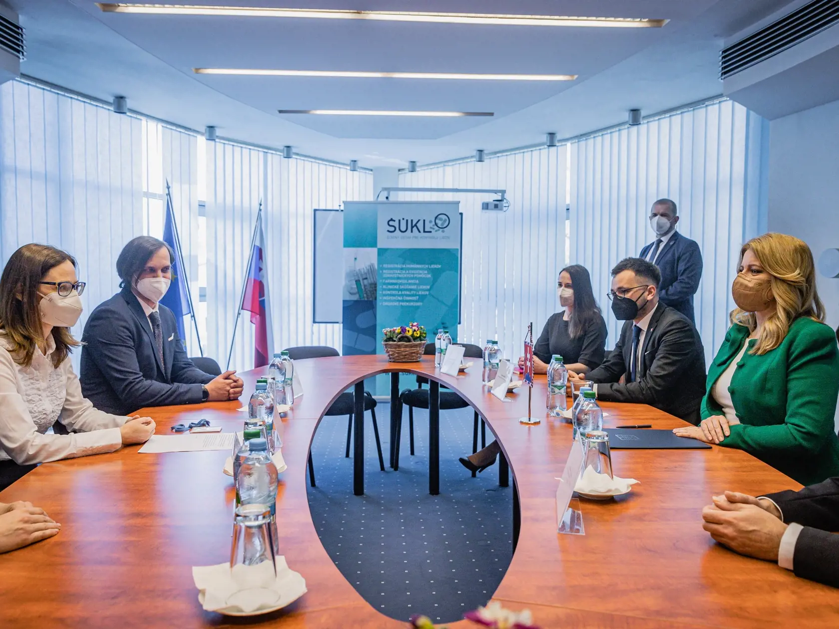 Na snímke vpravo prezidentka SR Zuzana Čaputová a riaditeľka Štátneho ústavu pre kontrolu liečiv (ŠÚKL) Zuzana Baťová počas návštevy prezidentky v ŠÚKL.
