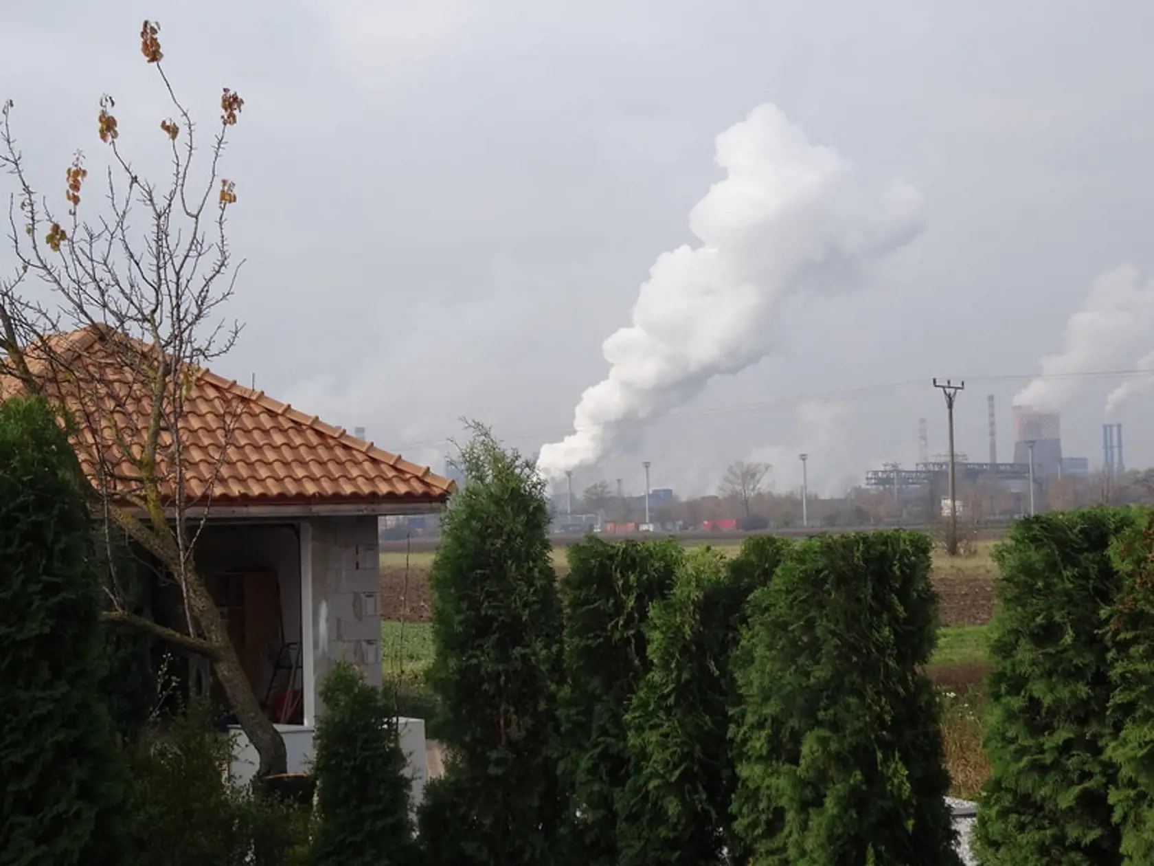 Obyvatelia domu na okraji obce majú „úžasný" výhľad na dymiace komíny.