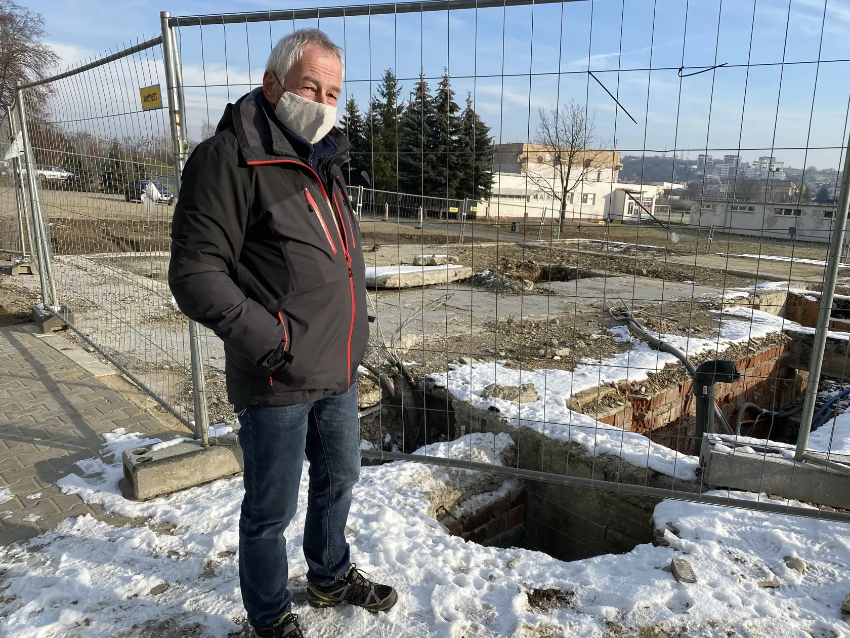Pri výbuchu stál so susedkou neďaleko hlavného vchodu: "Všade bolo cítiť koncentrovaný plyn.” Keď k nim prichádzala ďalšia žena, zaznela rana. Padajúce úlomky jednej zasiahli hlavu, druhú zasypali sutiny. Na tretiu však padli panely, už sa jej nedalo pomôcť. Všade  bolo plno prachu. Obrátil som sa a vtedy vyšľahli plamene z vodomernej šachty. Mal som čapicu, obhorela mi iba časť tváre,” opisuje.