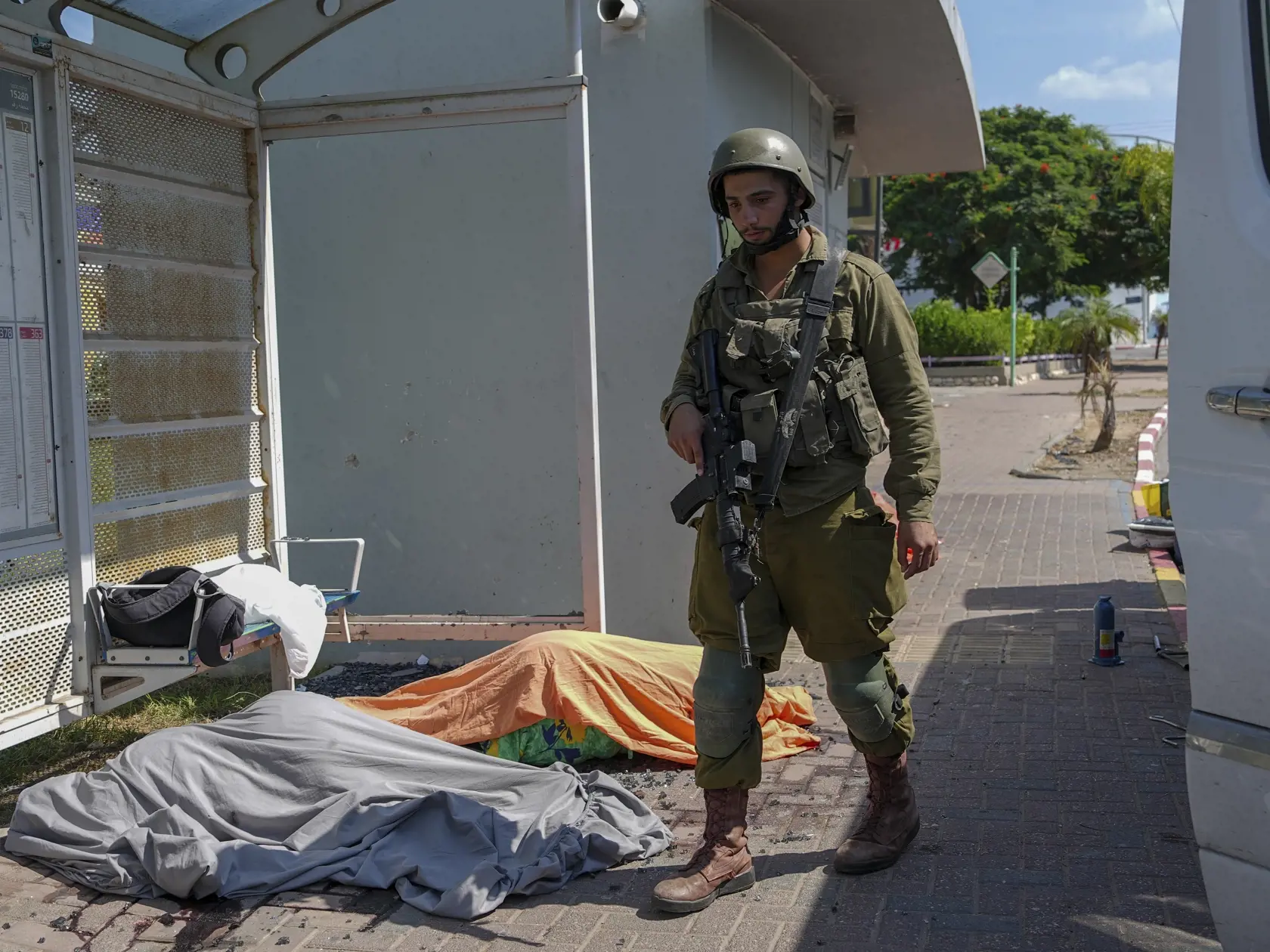 JB 39 Sderot - Izraelský vojak stojí pri telách Izraelčanov zabitých po palestínskom raketovom útoku z pásma Gazy v meste Sderot na juhu Izraela 7. októbra 2023. Vodca islamistického hnutia Hamas oznámil, že táto ozbrojená skupina začala novú vojenskú operáciu proti Izraelu. V Jeruzaleme sa rozozvučali sirény oznamujúce letecký poplach. TASR správu prevzala v sobotu z agentúr AP a AFP. FOTO TASR/AP

An Israeli soldier stands by the bodies of Israelis killed by Palestinian armed militants who ent