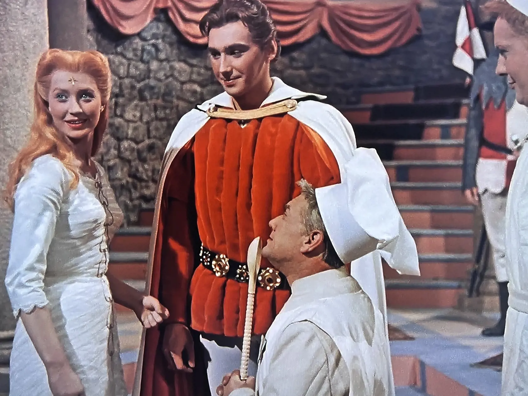 Princezná so zlatou hviezdou: Princezná Marie Kyselková a kráľ Radovan Josef Zíma sa v súkromí veľmi nestretávali. Na zábere s kuchárom, ktoréhi si zahral Stanislav Neumann.