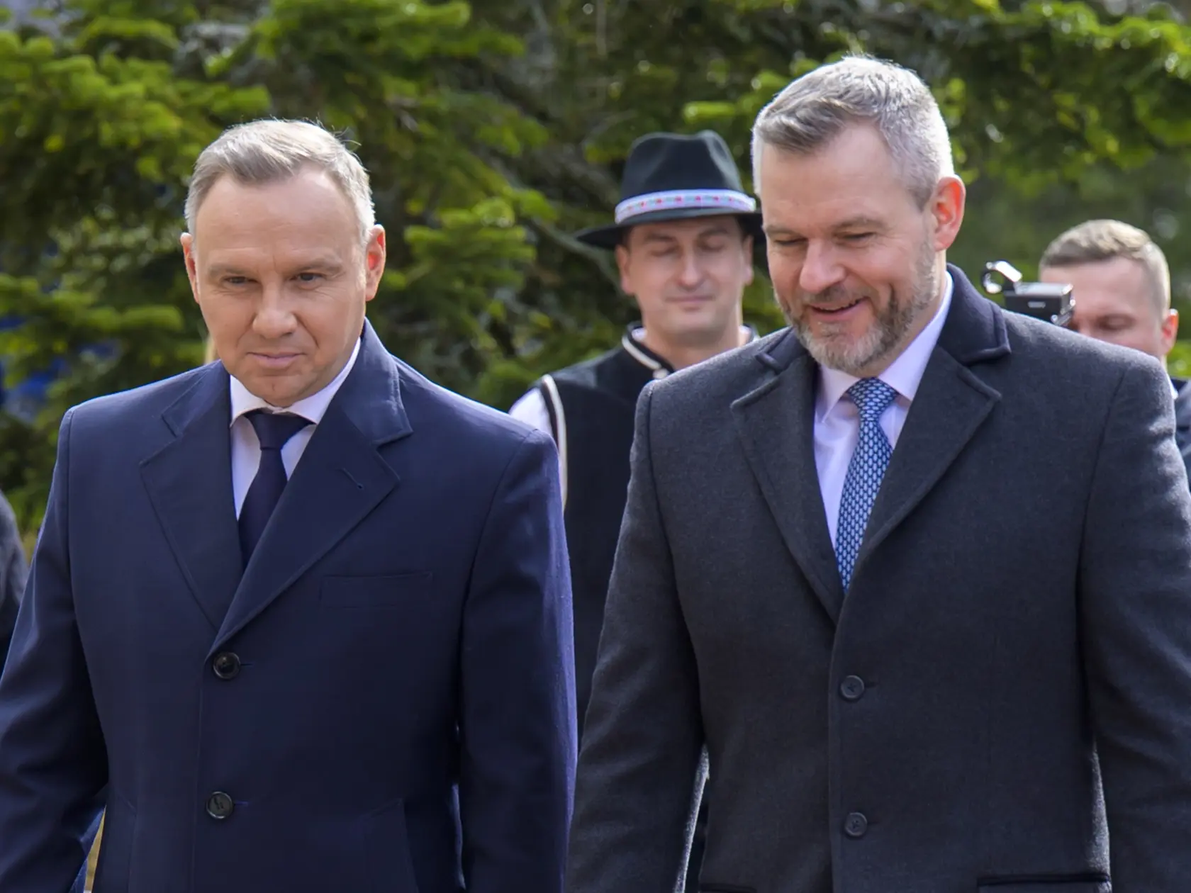 Na snímke sprava slovenský prezident Peter Pellegrini víta poľského prezidenta Andrzeja Dudu počas jeho rozlúčkovej návštevy na Slovensku na Štrbskom Plese v utorok 1. apríla 2025. FOTO TASR - Veronika Mihaliková
