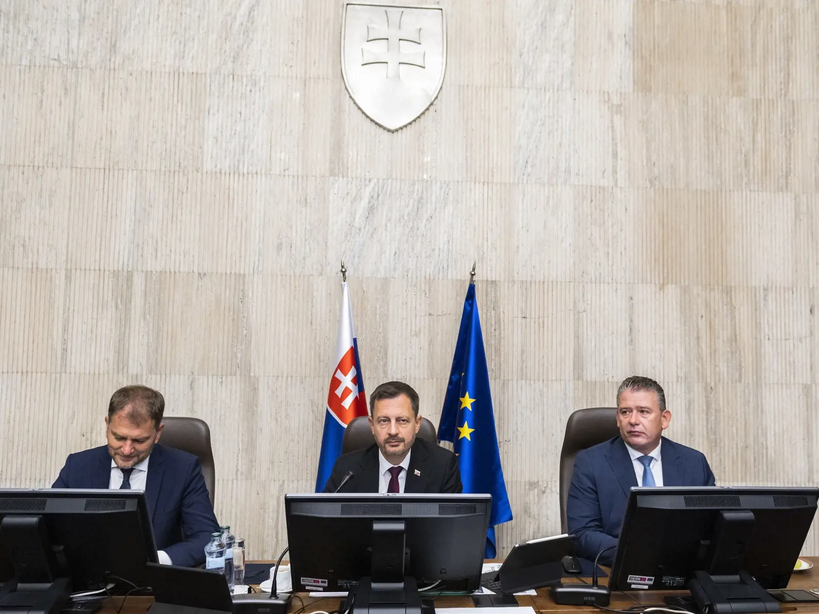 Na snímke zľava podpredseda vlády a minister financií SR Igor Matovič (OĽaNO), predseda vlády SR Eduard Heger (OĽaNO) a minister vnútra SR Roman Mikulec (OĽaNO) počas 100. rokovania vlády SR o aktuálnej situácii v energetike v Bratislave 2. septembra 2022.
