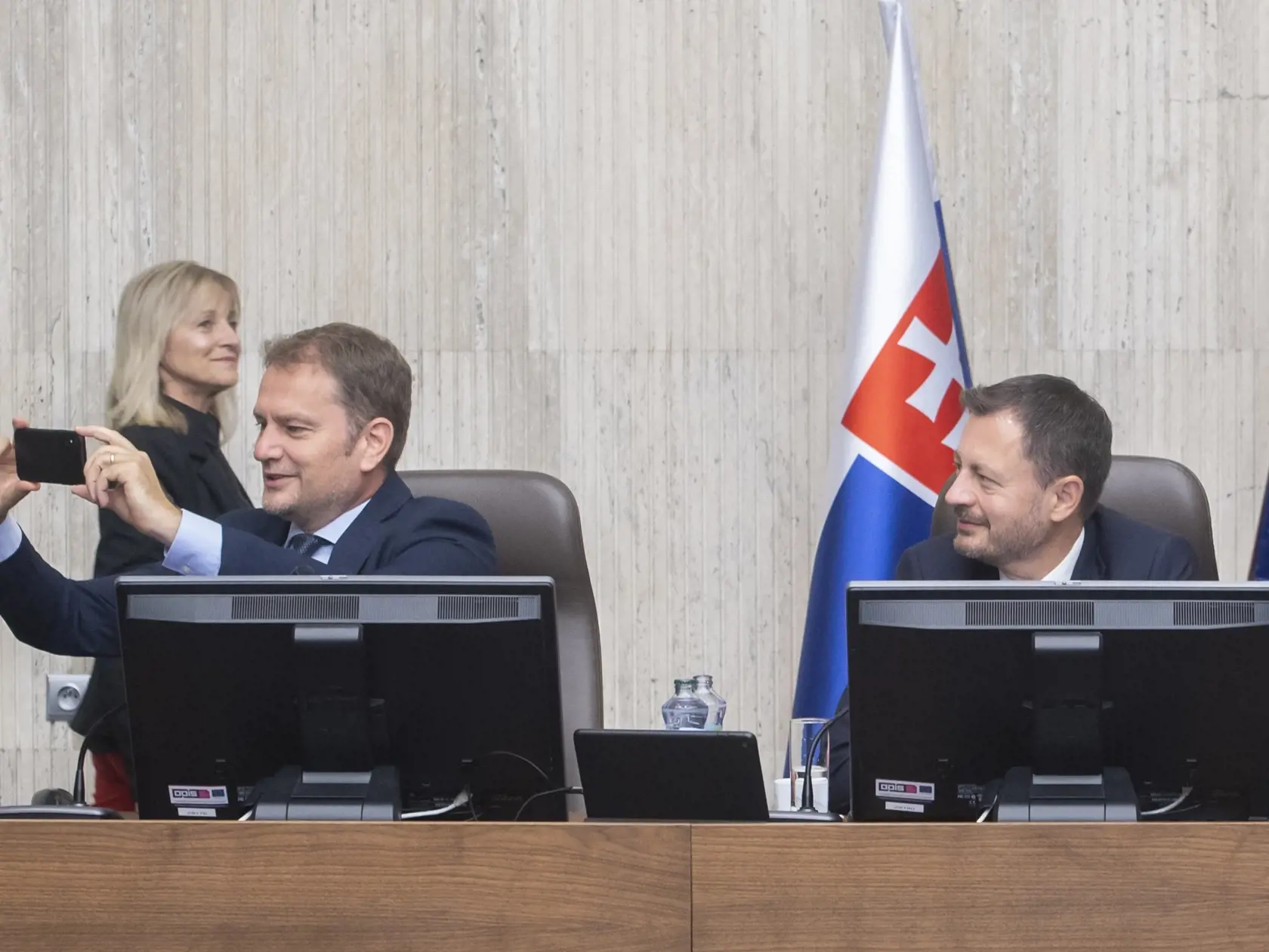 Na snímke sprava predseda vlády SR Eduard Heger a podpredseda vlády SR a minister financií SR Igor Matovič (obaja OĽaNO) počas 102. rokovania vlády SR 14. septembra 2022 v Bratislave.