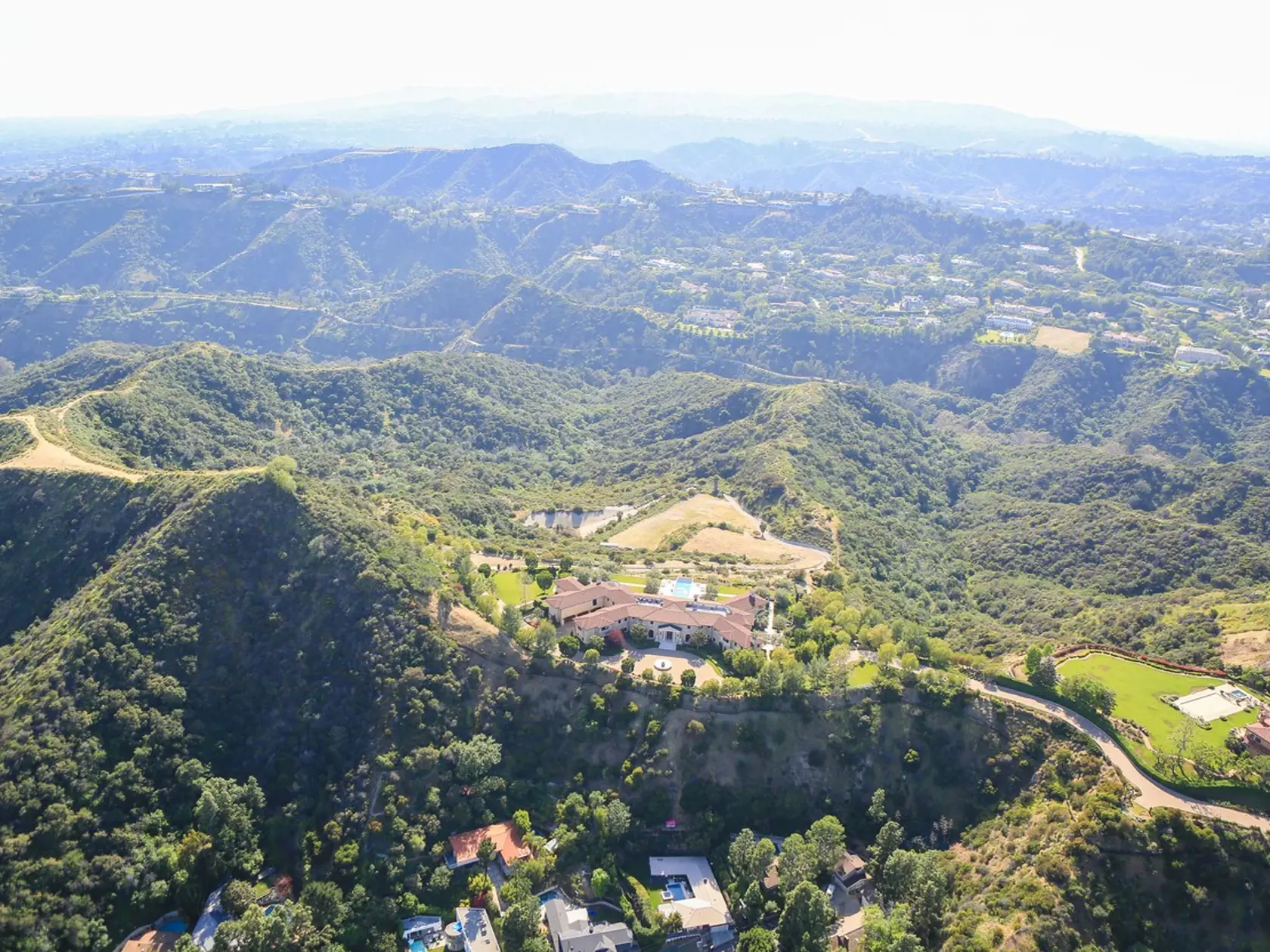 Luxusná vila patrí hollywoodskemu producentovi Tylerovi Perrymu. Nie je jasné, či boháč necháva Meghan a Harryho bývať v tomto dome ako hostí, alebo mu platia prenájom. Ten môže mesačne stáť od 20 do 40-tisíc.