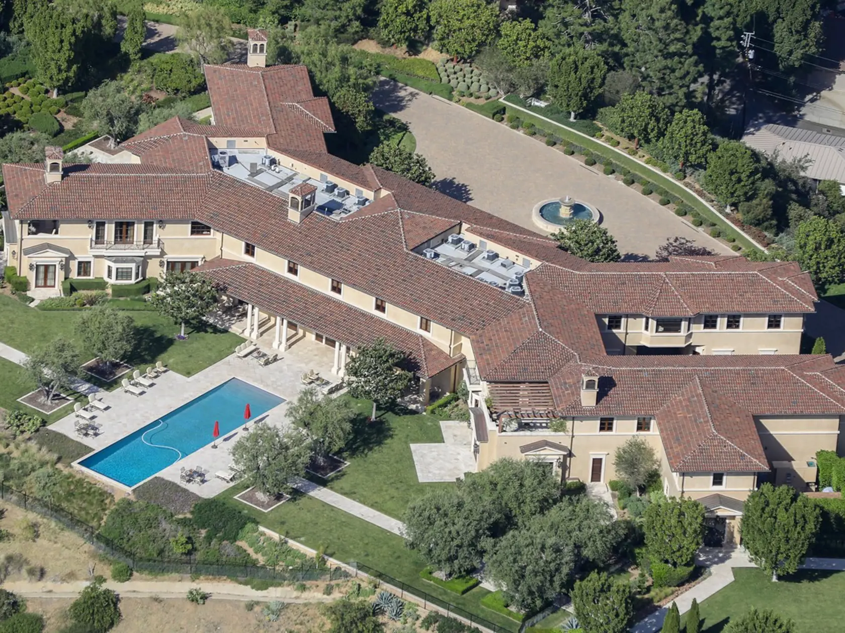 Dom sa nachádza v odľahlej a vyhľadávanej štvrti Beverly Ridge, kde žije absolútna elita Los Angeles.