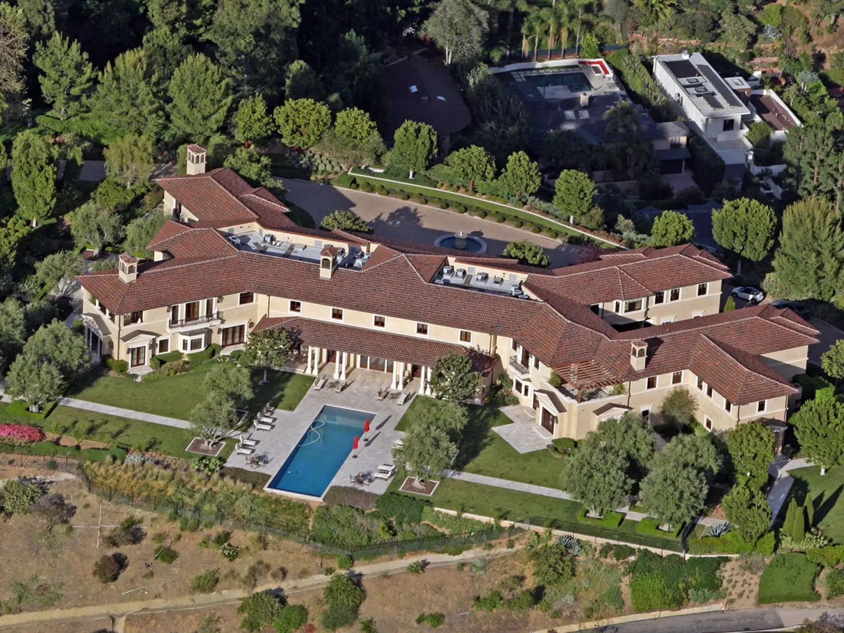 Luxusná vila patrí hollywoodskemu producentovi Tylerovi Perrymu. Nie je jasné, či boháč necháva Meghan a Harryho bývať v tomto dome ako hostí, alebo mu platia prenájom. Ten môže mesačne stáť od 20 do 40-tisíc.