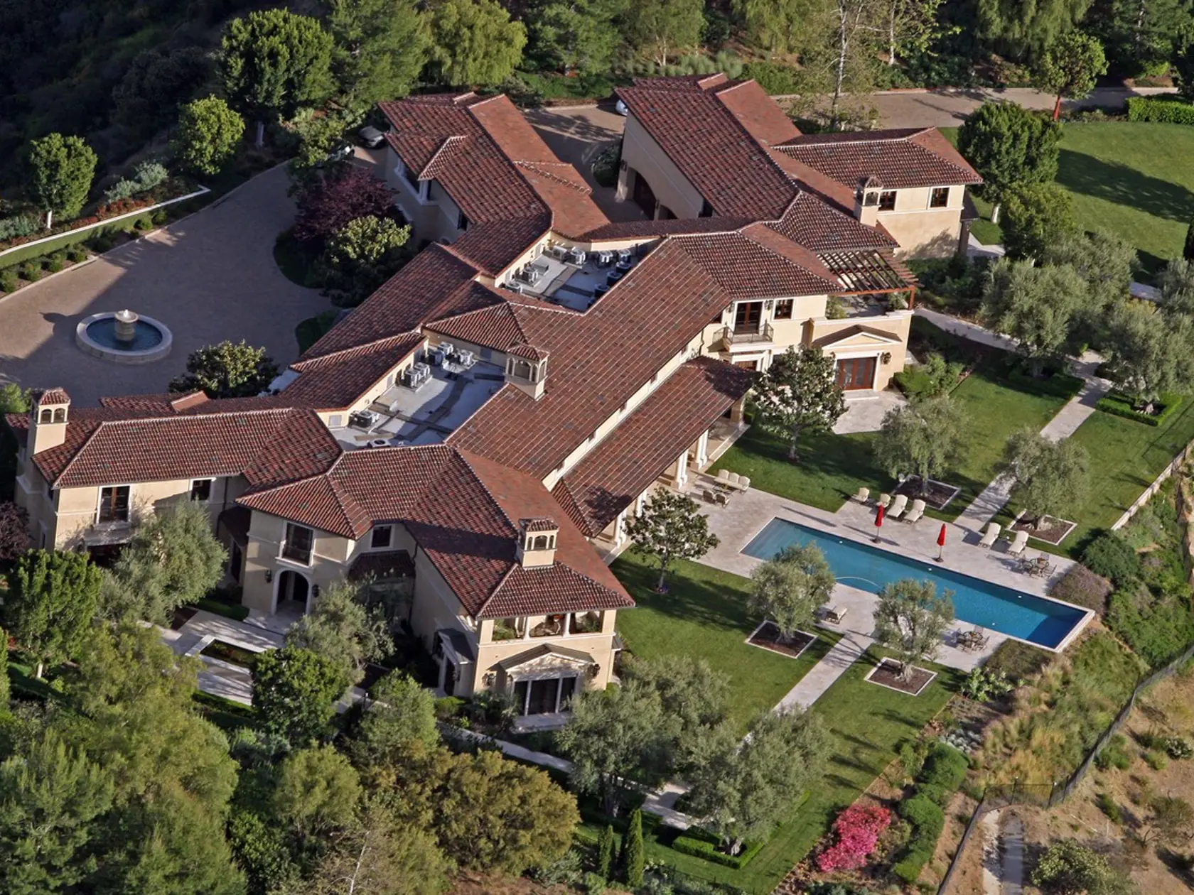 Luxusná vila patrí hollywoodskemu producentovi Tylerovi Perrymu. Nie je jasné, či boháč necháva Meghan a Harryho bývať v tomto dome ako hostí, alebo mu platia prenájom. Ten môže mesačne stáť od 20 do 40-tisíc.