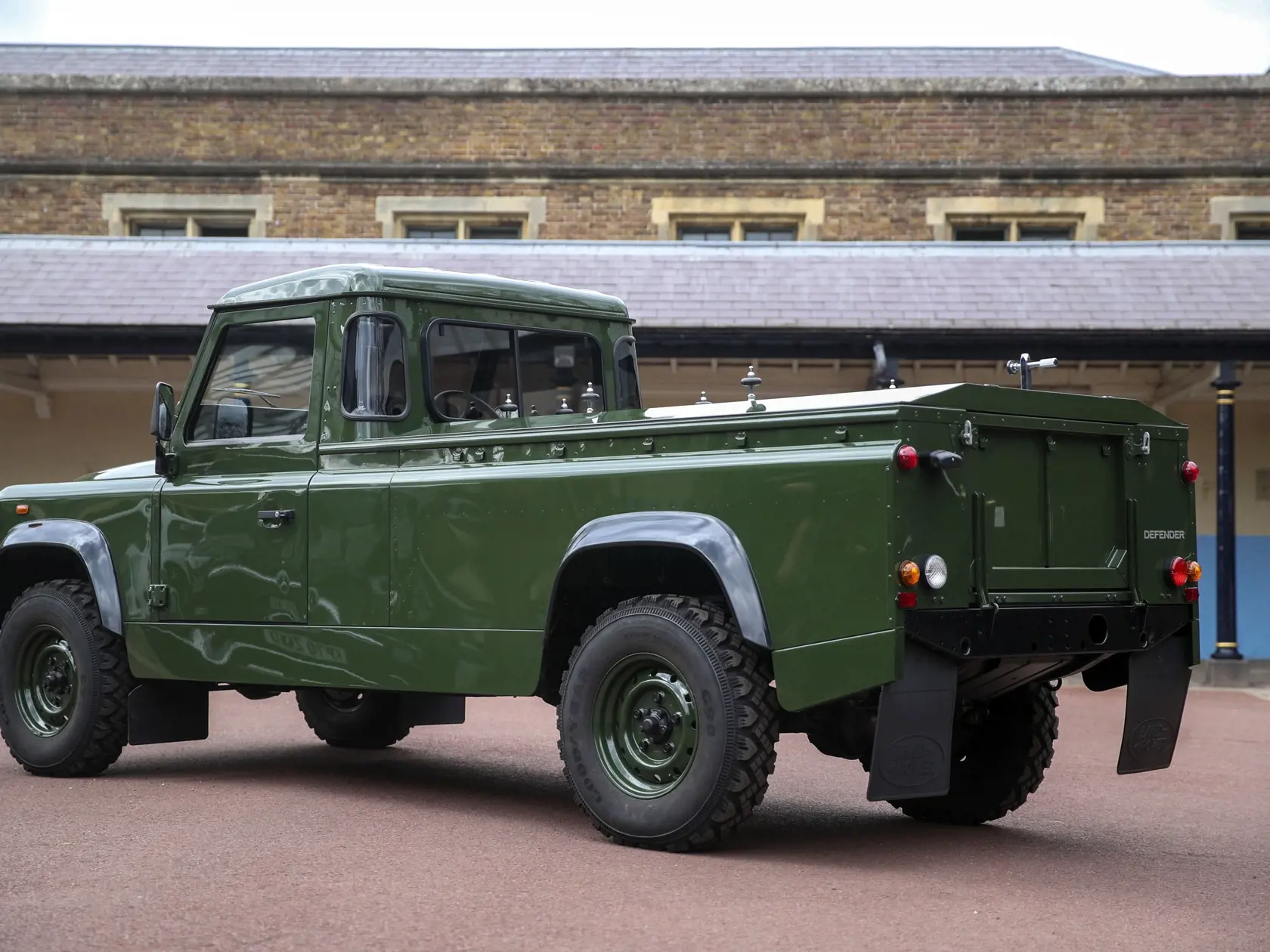 Rakvu s Philipom povezie špeciálne upravený Land Rover, ktorý princ sám pomáhal navrhnúť.