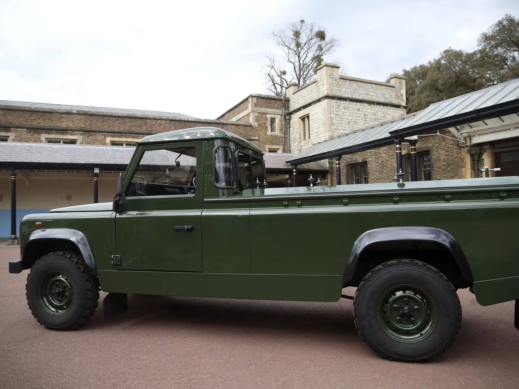 Rakvu s Philipom povezie špeciálne upravený Land Rover, ktorý princ sám pomáhal navrhnúť.