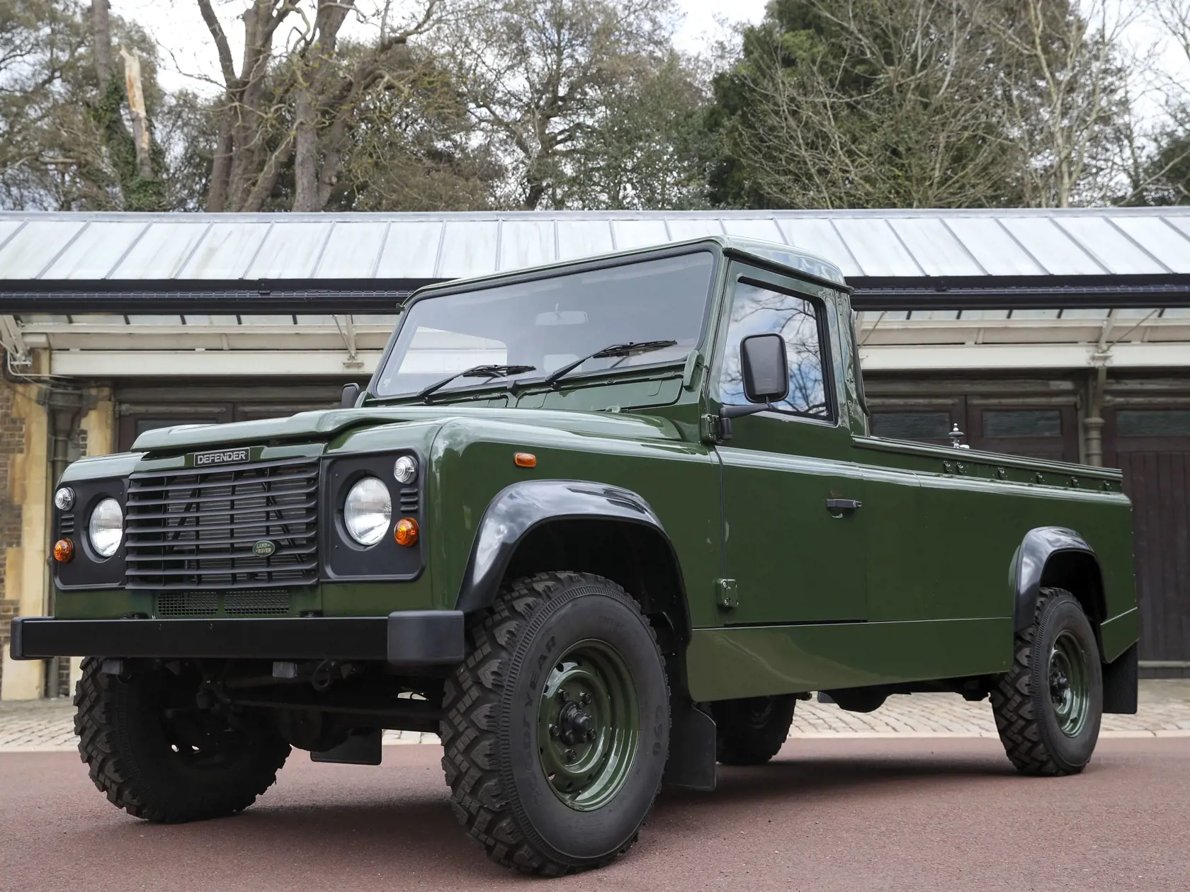 Rakvu s Philipom povezie špeciálne upravený Land Rover, ktorý princ sám pomáhal navrhnúť.