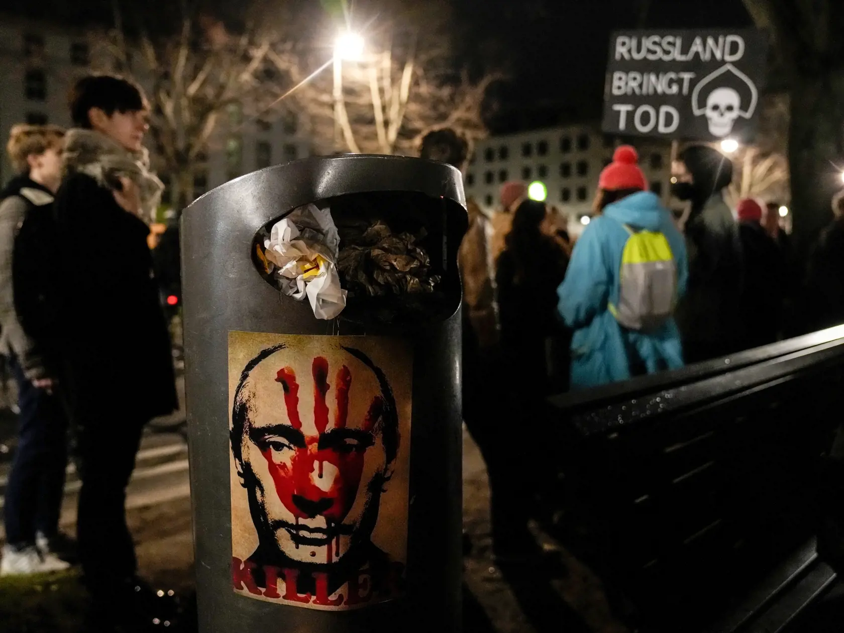 Ľudia sa zhromaždili pred ruským veľvyslanectvom v Berlíne na protest proti úmrtiu ruského opozičného lídra Alexeja Navaľného v trestaneckej kolónii v piatok 16. februára 2024.