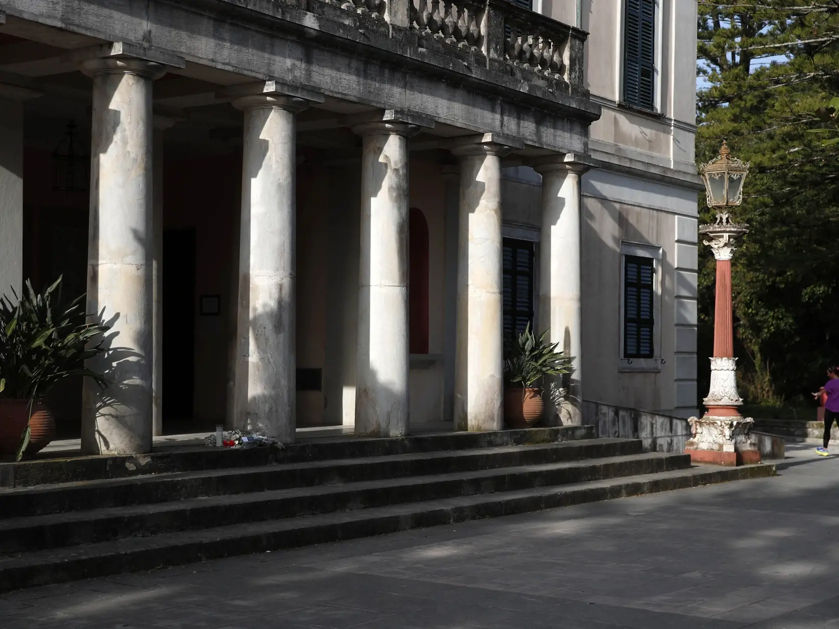 KK38 Korfu - Na snímke palác Mon Repos, v súčasnosti múzeum, v ktorom sa narodil 10. júna 1921 britský princ Philip, na gréckom ostrove Korfu 12. apríla 2021. Britský princ Philip, manžel kráľovnej Alžbety II., zomrel v piatok 9. apríla 2021 vo veku 99 rokov. FOTO TASR/AP
The Mon Repos Palace, currently a museum, on Corfu island, northwestern Greece, on Monday, April 12, 2021, where Britain's Prince Phillip, Duke of Edinburgh, was born on June 10, 1921. Britain's Prince Philip, the irascible and