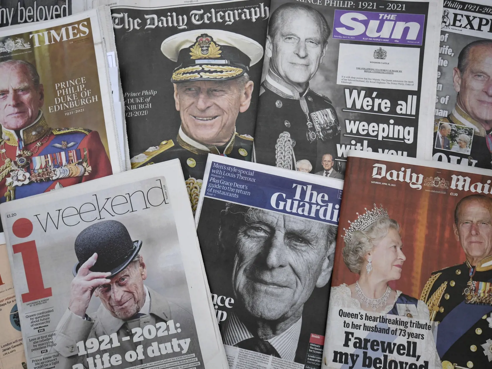 WA 42 Londýn -  Titulné stránky britských denníkov, na ktorých je britský princ Philip, sú na predaj v novinovom stánku v Londýne v sobotu 10. apríla 2021. Manžel kráľovnej Alžbety II. zomrel v piatok ráno 9. apríla vo veku 99 rokov - dva mesiace pred svojimi 100. narodeninami - na Windsorskom hrade. Britská vláda i kráľovská rodina vyzvali ľudí, aby naďalej dodržiavali pandemické nariadenia a nezúčastňovali sa na spomienkových zhromaždeniach. Pred Buckinghamský palác medzitým položilo kvety mno