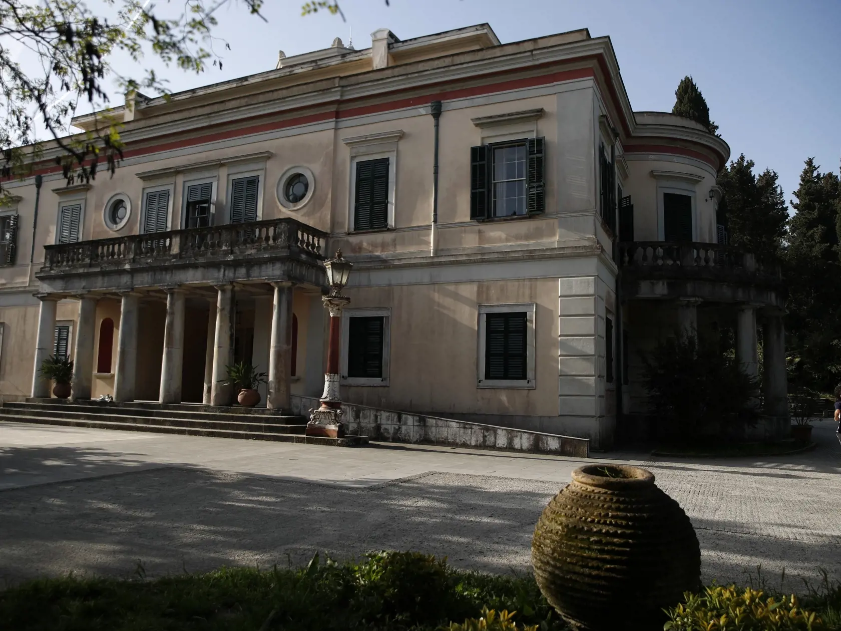 KK37 Korfu - Na snímke palác Mon Repos, v súčasnosti múzeum, v ktorom sa narodil 10. júna 1921 britský princ Philip, na gréckom ostrove Korfu 12. apríla 2021. Britský princ Philip, manžel kráľovnej Alžbety II., zomrel v piatok 9. apríla 2021 vo veku 99 rokov. FOTO TASR/AP
The Mon Repos Palace, currently a museum, on Corfu island, northwestern Greece, on Monday, April 12, 2021, where Britain's Prince Phillip, Duke of Edinburgh, was born on June 10, 1921. Britain's Prince Philip, the irascible and