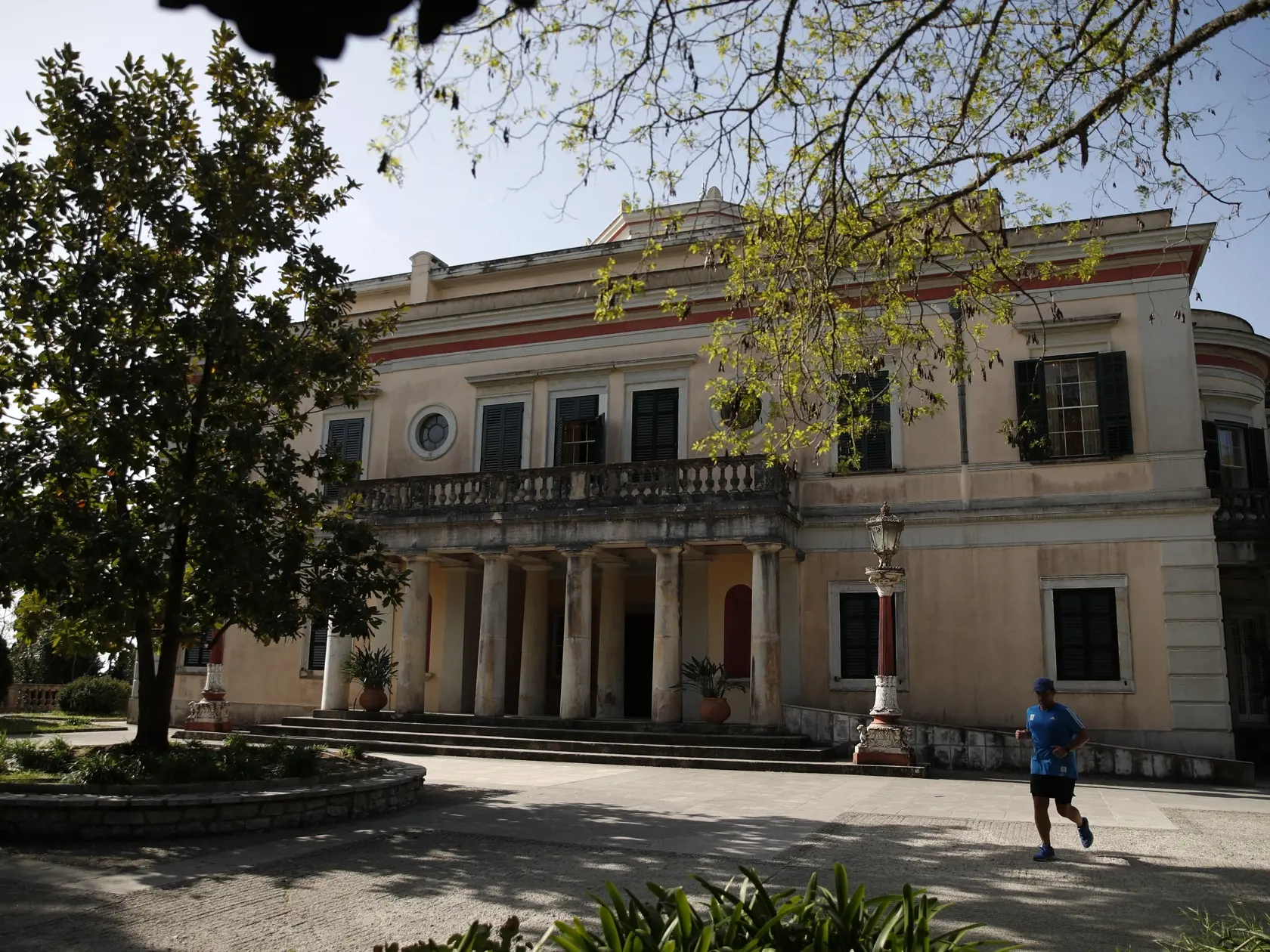 KK36 Korfu - Na snímke palác Mon Repos, v súčasnosti múzeum, v ktorom sa narodil 10. júna 1921 britský princ Philip, na gréckom ostrove Korfu 12. apríla 2021. Britský princ Philip, manžel kráľovnej Alžbety II., zomrel v piatok 9. apríla 2021 vo veku 99 rokov. FOTO TASR/AP
The Mon Repos Palace, currently a museum, on Corfu island, northwestern Greece, on Monday, April 12, 2021, where Britain's Prince Phillip, Duke of Edinburgh, was born on June 10, 1921. Britain's Prince Philip, the irascible and