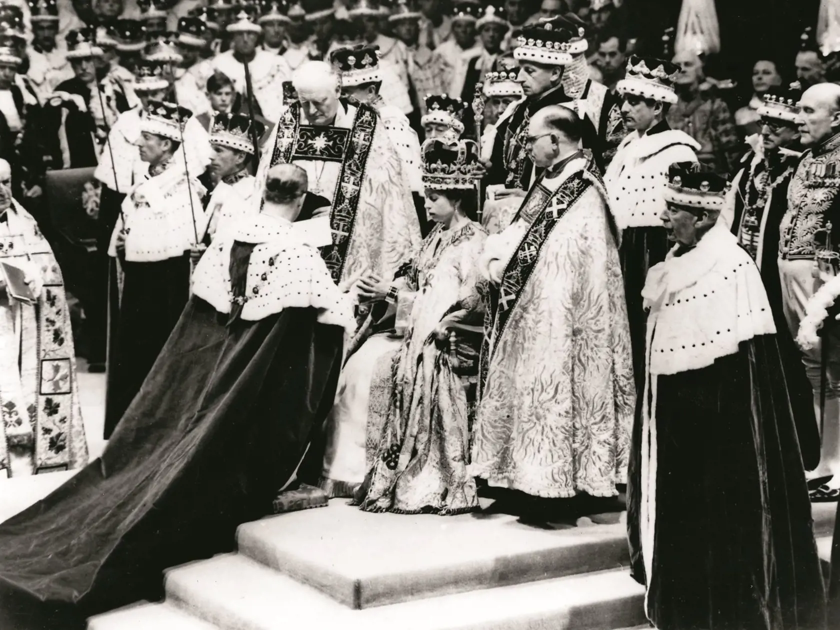 KORUNOVÁCIA
Princ Philip rituálne vzdáva úctu svojej
manželke pri korunovácii 2. júna 1953.
Práve Philip nabádal Alžbetu, aby sa
ceremoniál vysielal naživo.