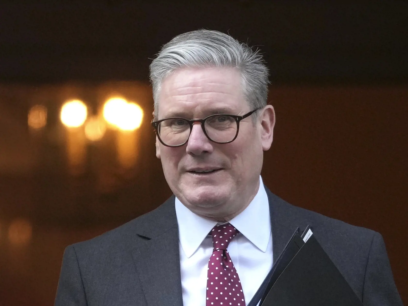 Britský premiér Keir Starmer v sobotu svetovým lídrom uviedol, že je potrebné "naďalej vyvíjať nátlak" na ruského prezidenta Vladimira Putina, aby podporil prímerie v bojoch na Ukrajine.