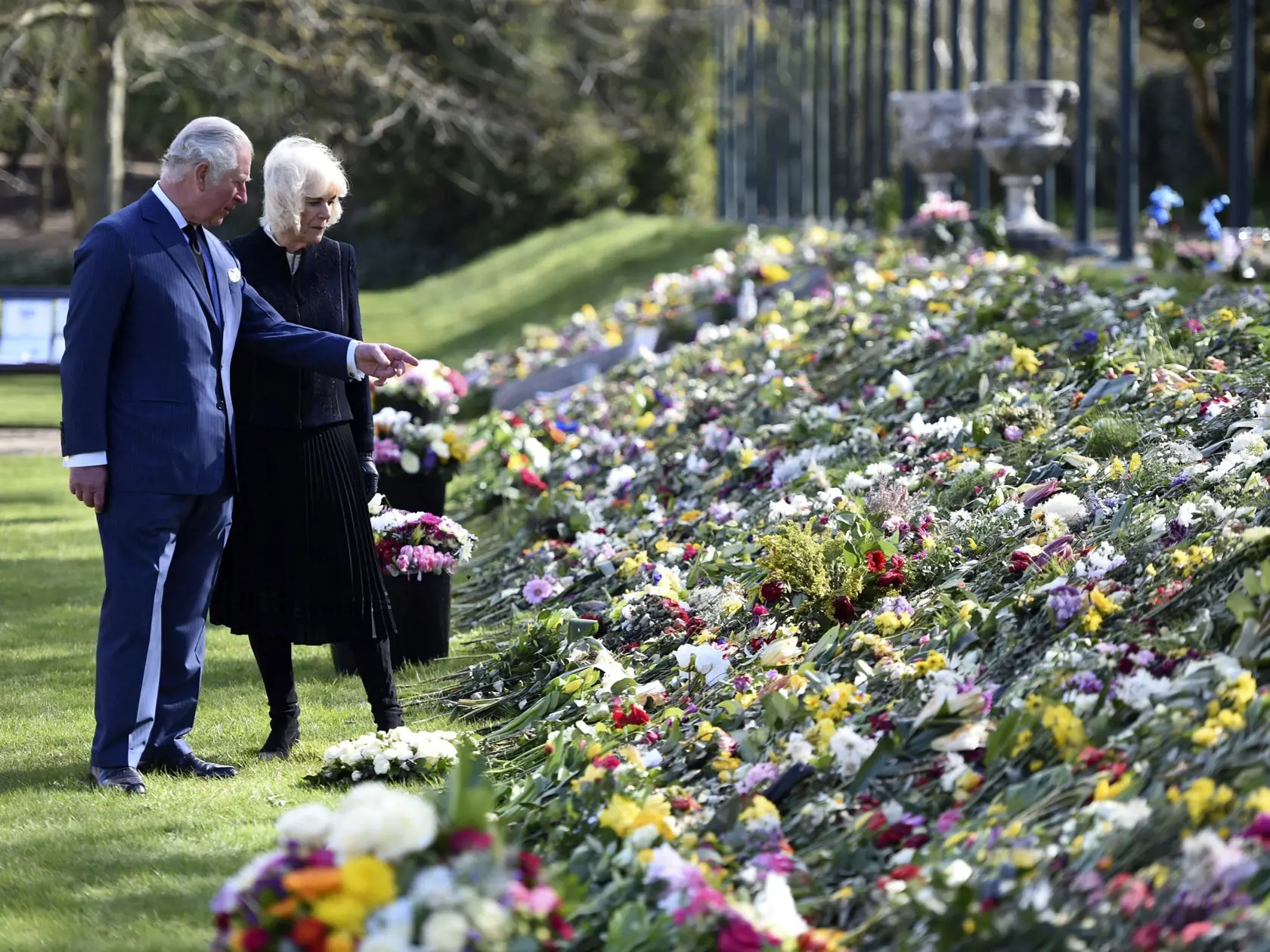 KK26 Londýn - Britský princ Charles a manželka Camilla, vojvodkyňa z Cornwallu, si pozerajú odkazy a kvety, ktoré položili ľudia po oznámení o úmrtí britského princa Philipa v okolí Buckinghamského paláca v Londýne 15. apríla 2021. Britský princ Philip, manžel kráľovnej Alžbety II., zomrel v piatok 9. apríla 2021 vo veku 99 rokov. FOTO TASR/AP
Britain's Prince Charles and Camilla, Duchess of Cornwall visit the gardens of Marlborough House, London, Thursday April 15, 2021, to look at the flowers 