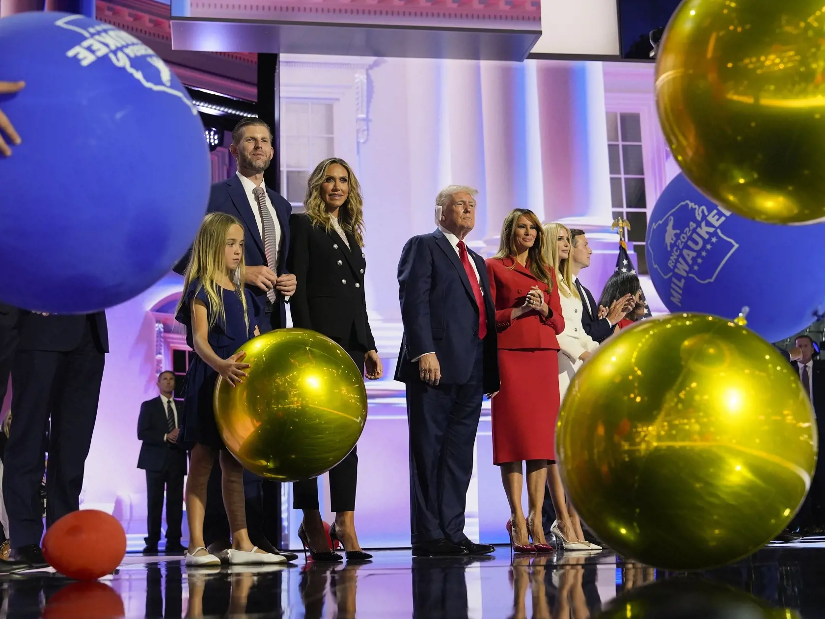 Na snímke republikánsky prezidentský kandidát a bývalý prezident USA Donald Trump, jeho manželka Melania Trumpová a ďalší členovia rodiny počas štvrtého dňa  nominačného zjazdu Republikánskej strany v americkom Milwaukee vo štvrtok 18. júla 2024.