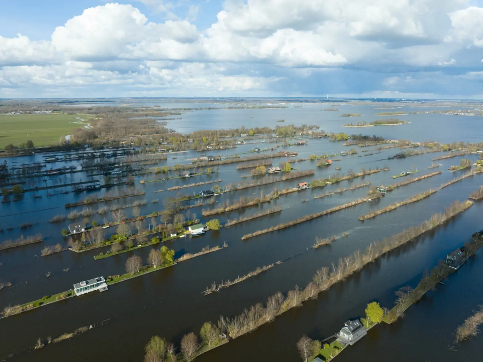 Vinkeveenske jazerá (Vinkeveense Plassen) pozostávajú z pomerne veľkej vodnej plochy, z ktorej vytŕčajú úzke pásy pevniny. Tieto ostrovčeky a polostrovy sú posiate domami a mólami, ale aj stromami či záhradkami. A sú to práve tieto útvary, ktoré pri pohľade zhora človeka okamžite zaujmú.