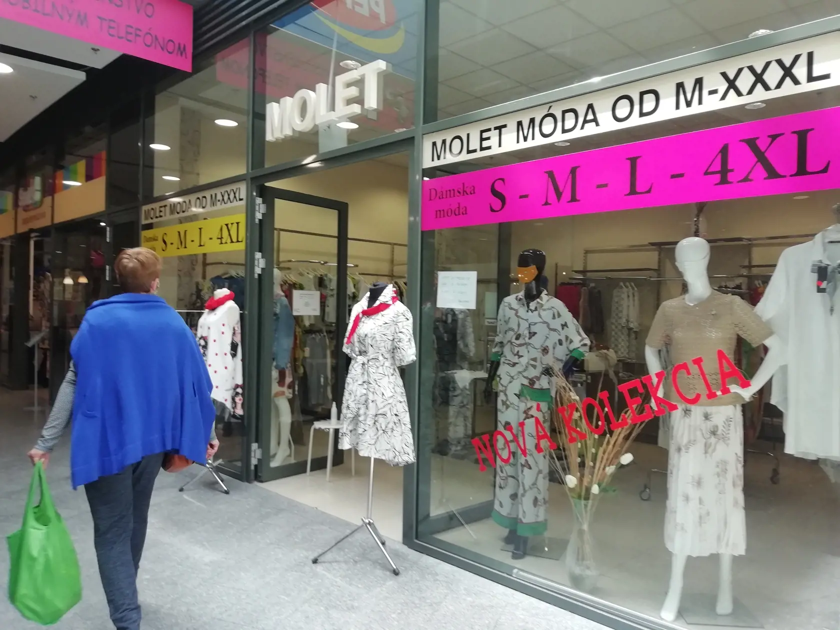 Obchod s dámskou módou Molet v bratislavskom Retre vydezinfikoval predajňu a vyložil letnú módu a štýlové rúška.