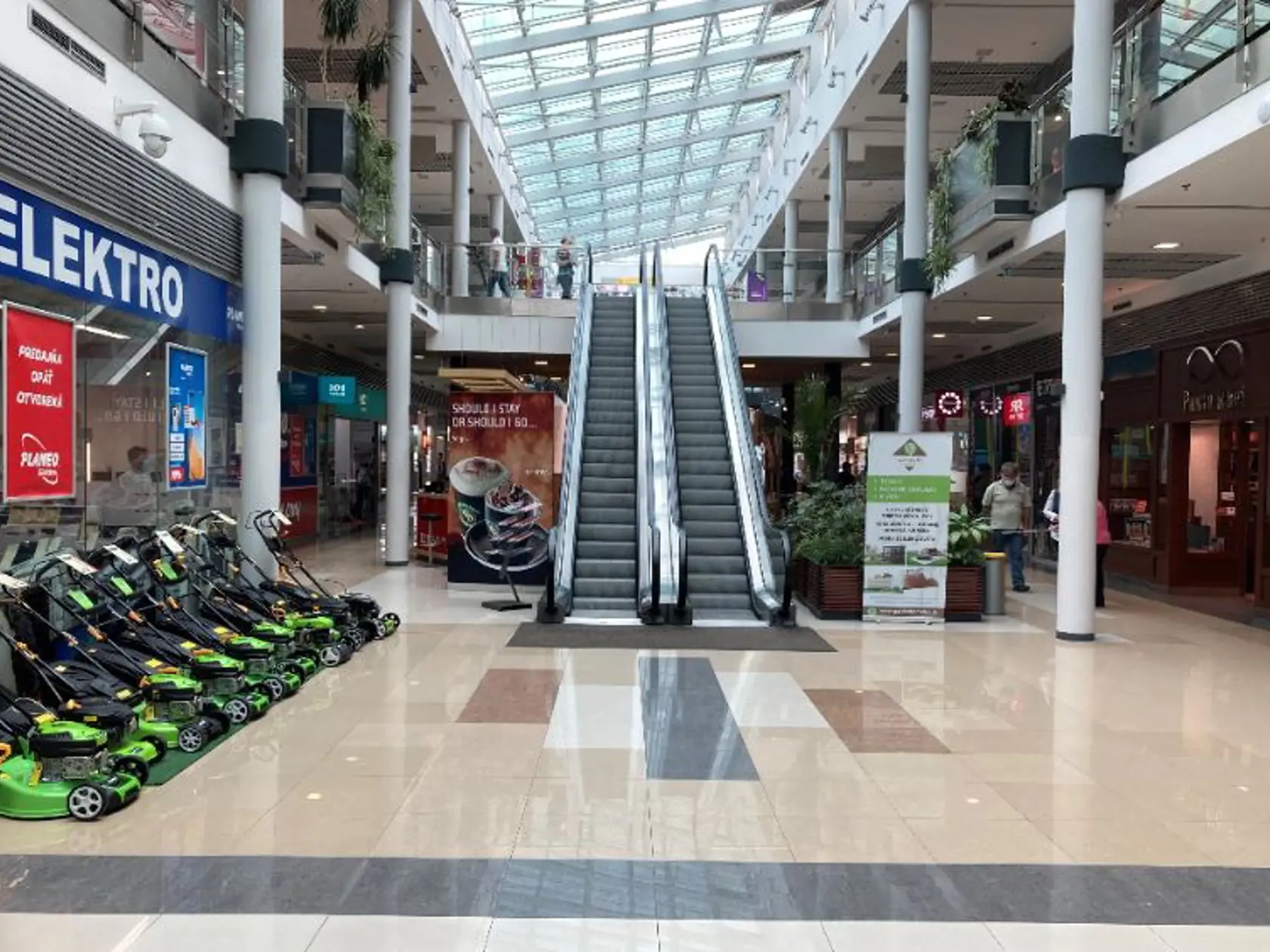 Novozámocké obchodné centrum - nepochybovalo sa v ňom viac ľudí ako sa zvyklo v takýto čas pred koronavírusom.