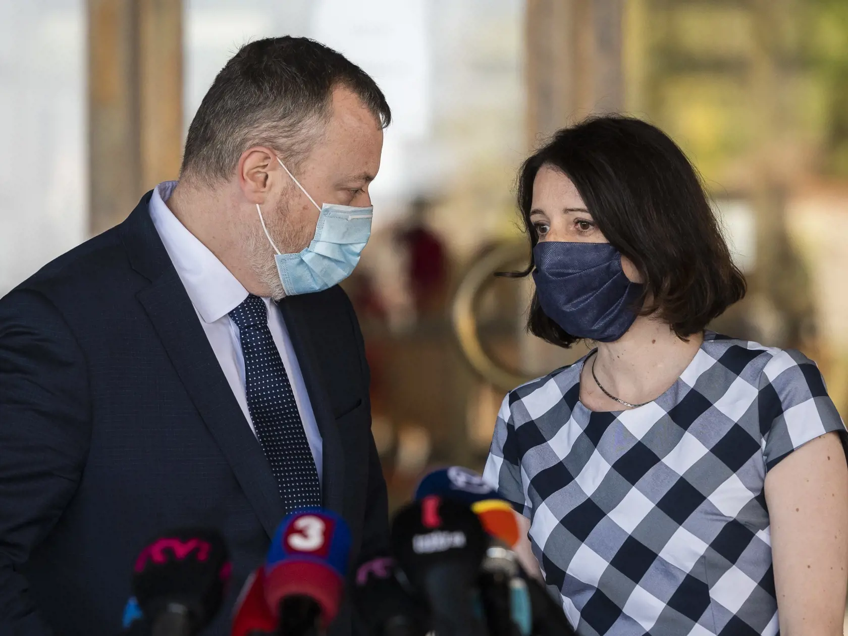 Na snímke zľava minister práce, sociálnych vecí a rodiny SR Milan Krajniak (Sme rodina) a predsedníčka Výboru NR SR pre sociálne veci Jana Žitňanská (Za ľudí) počas tlačovej konferencie po rokovaní Výboru NR SR pre sociálne veci počas 6. rokovania NRSR v Bratislave 23. apríla 2020. FOTO TASR - Jaroslav Novák
