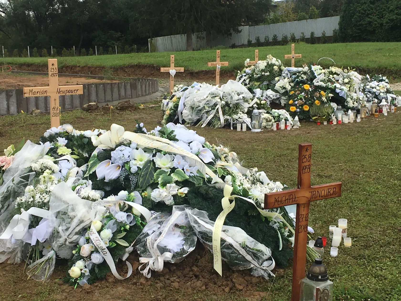 Marián (†43), ktorý pri nehode zahynul tiež, našiel svoj večný odpočinok neďaleko hrobu štyroch malých chlapcov. Jeho čerstvý hrob po pohrebe, vpravo od neho odpočívajú štyria nebohí chlapci.