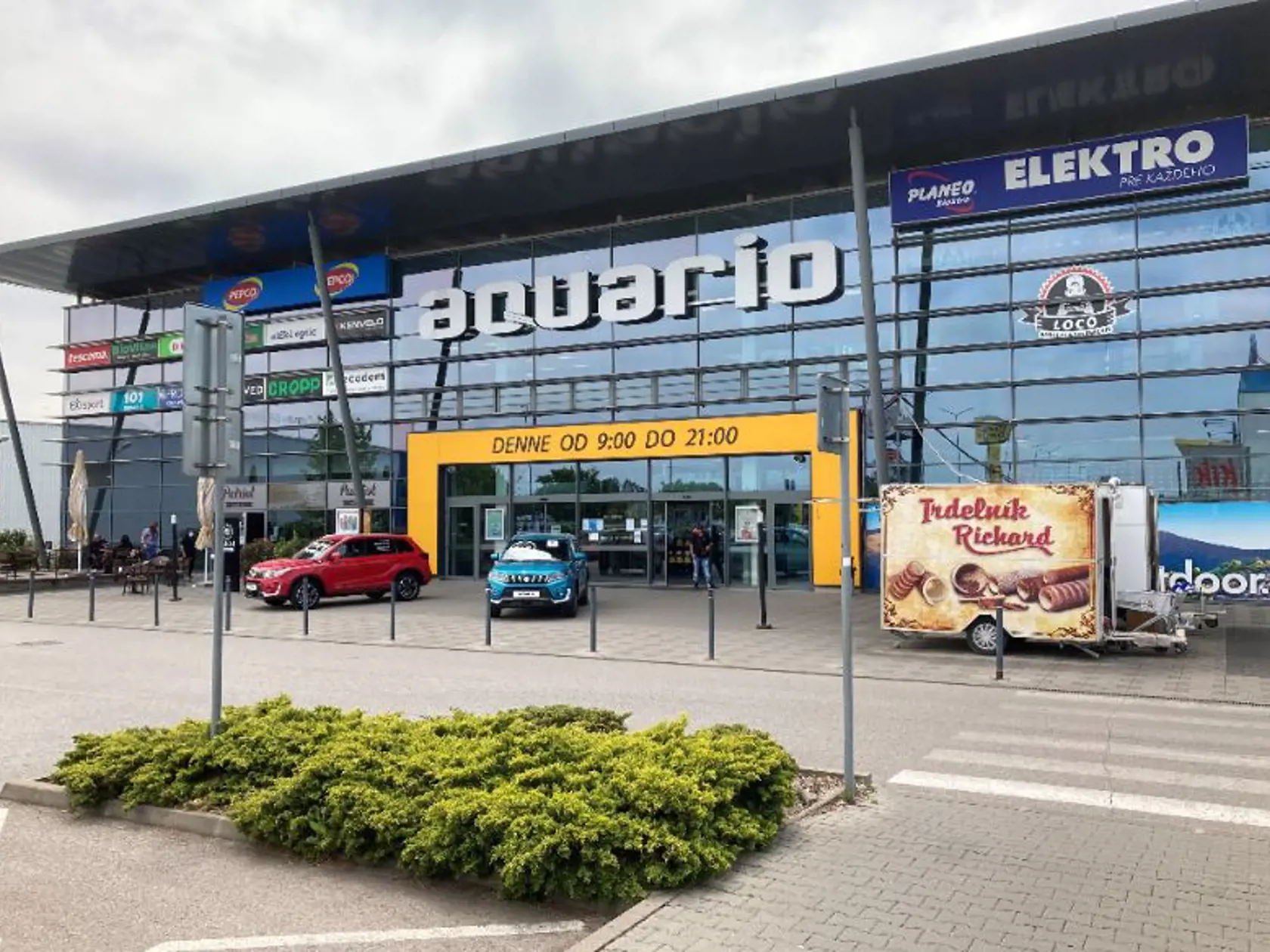 Obchodné centrum v Nových Zámkoch je už otvorené, ale zatiaľ nie plné.