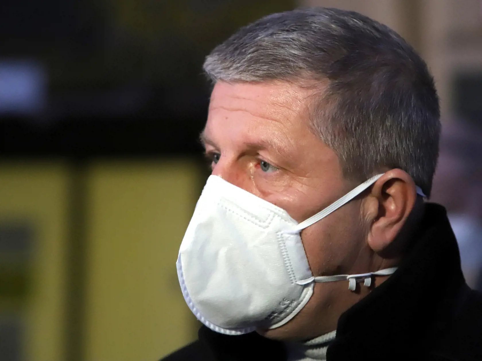 Na snímke minister zdravotníctva SR Vladimír Lengvarský (nominant OĽANO) počas brífingu pred budovou Úradu BBSK v Banskej Bystrici 3. decembra 2021. FOTO TASR - Ján Krošlák