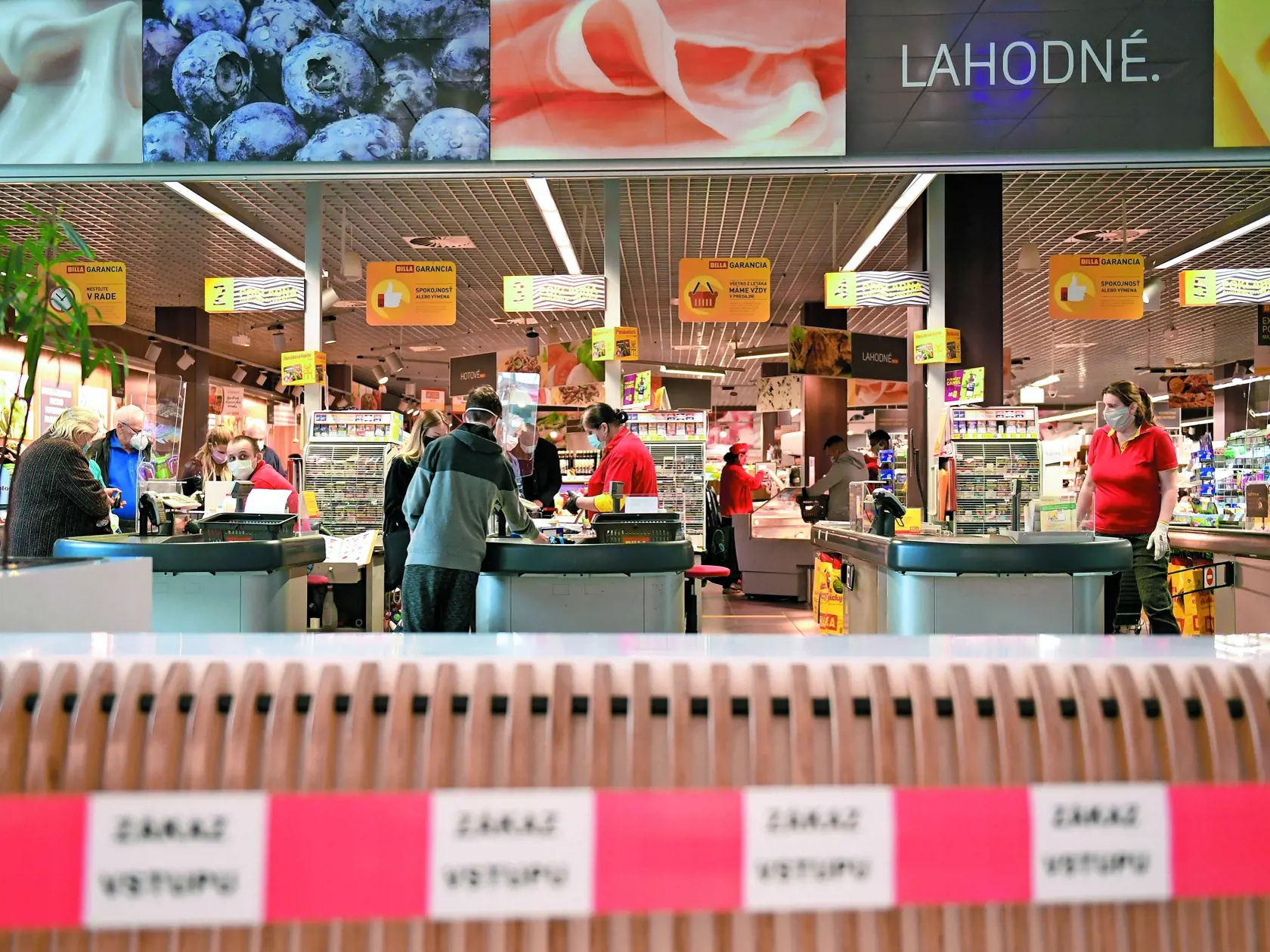 Obchodné centrum Aupark v Košiciach je otvorené, väčšina prevádzok je však zatvorených.