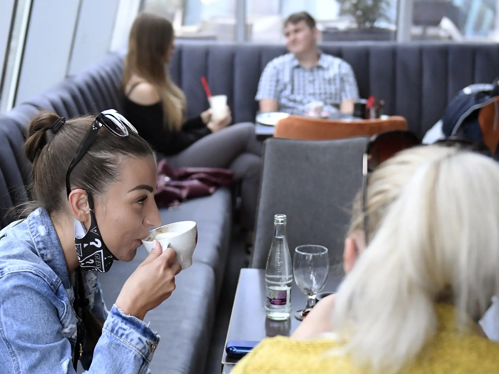 Od 20. mája 2020 sa spustila štvrtá fáza otvárania prevádzok vzhľadom na dobrý vývoj so šírením nového koronavírusu na Slovensku. Za prísnych hygienických podmienok sa otvorili aj obchodné centrá. Na snímke zákazníci si vychutnávajú kávu v Auparku v Košiciach 20. mája 2020. FOTO TASR - František Iván