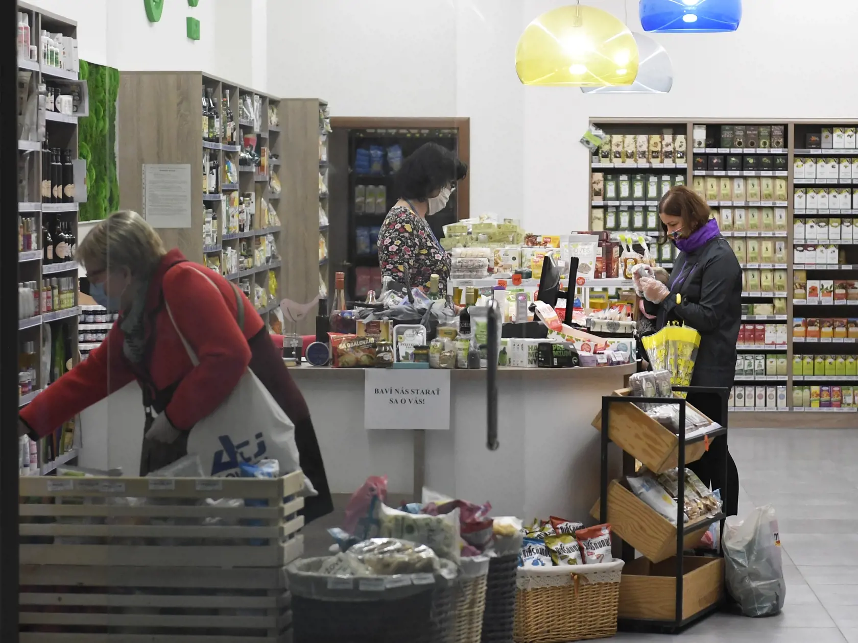 Obchodné centrum Aupark v Košiciach je otvorené, väčšina prevádzok je v ňom zatvorených, len niektoré sú otvorené. Na lavičky je zákaz sadania, na poschodie sa taktiež po schodoch nedá dostať. Košice, 5. mája 2020. FOTO TASR – František Iván
