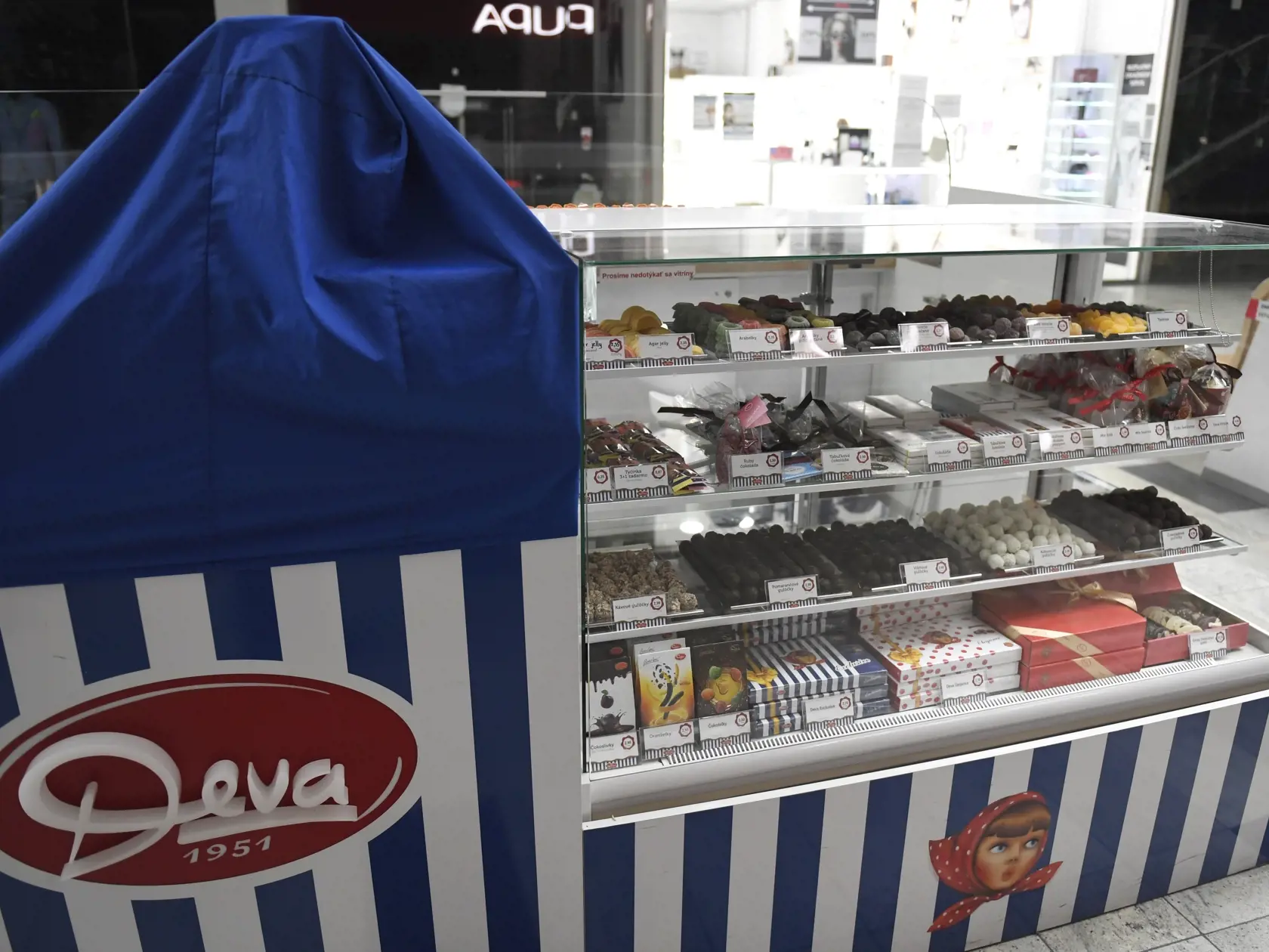 Obchodné centrum Aupark v Košiciach je otvorené, väčšina prevádzok je v ňom zatvorených, len niektoré sú otvorené. Na lavičky je zákaz sadania, na poschodie sa taktiež po schodoch nedá dostať. Košice, 5. mája 2020. FOTO TASR – František Iván
