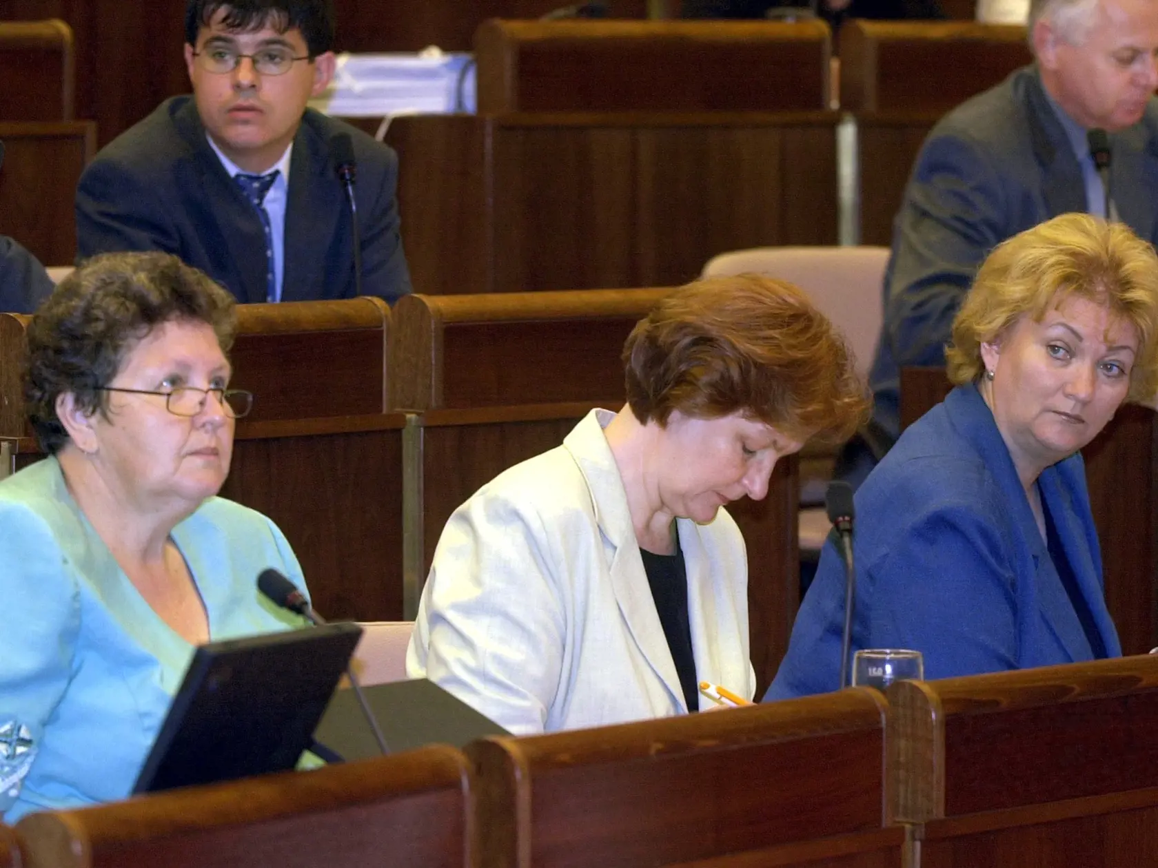 V budove Národnej rady SR v Bratislave 27. júna 2003 pokračovalo rokovanie 13. schôdze Národnej rady SR. Na sn. poslankyne KDH, vľavo Mária Demeterová, vpravo Anna Záborská.