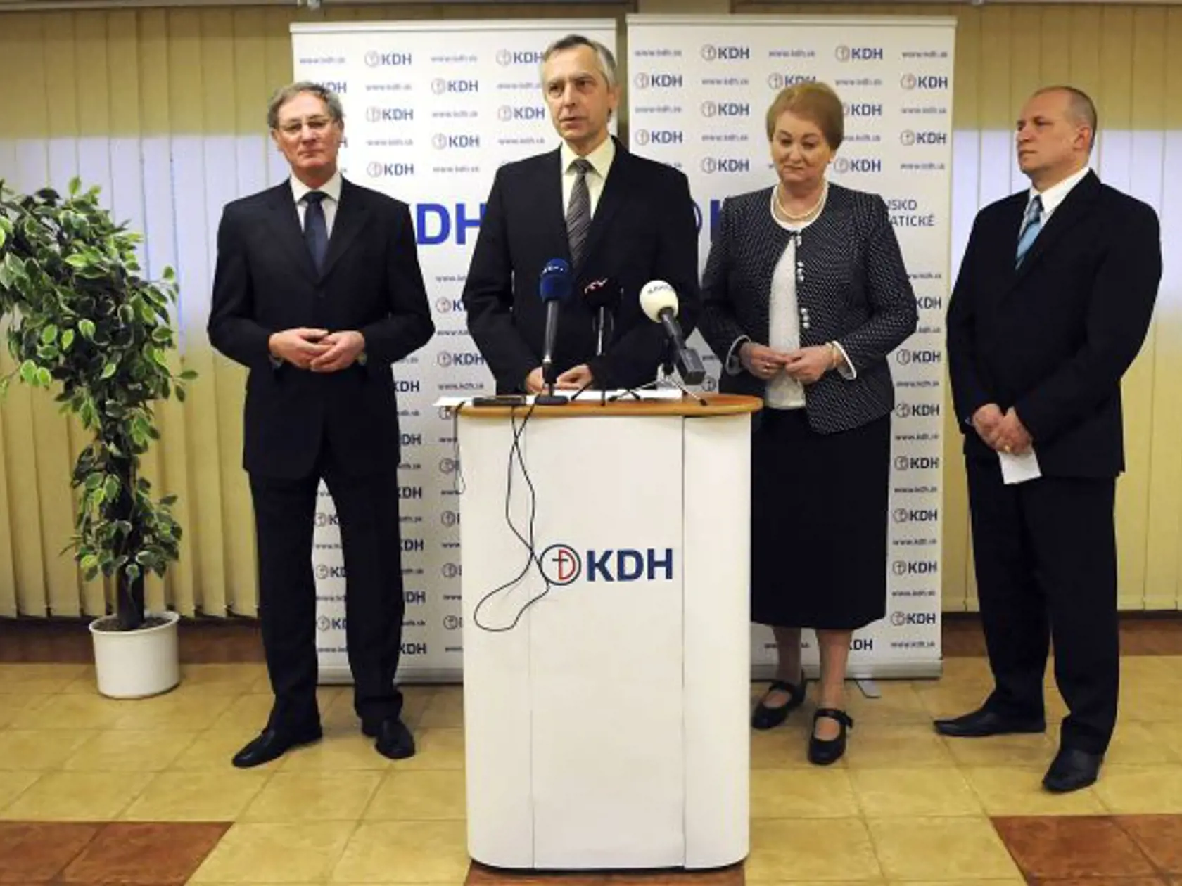 Na snímke zľava podpredseda KDH Pavol Hrušovský, predseda KDH Ján Figeľ, europoslankyňa za KDH Anna Záborská a experta KDH pre cestovný ruch Jozef Švagerko informujú na tlačovej konferencii o záveroch zasadnutia Rady KDH v Poprade  25. januára 2014. FOTO TASR - Oliver Ondráš