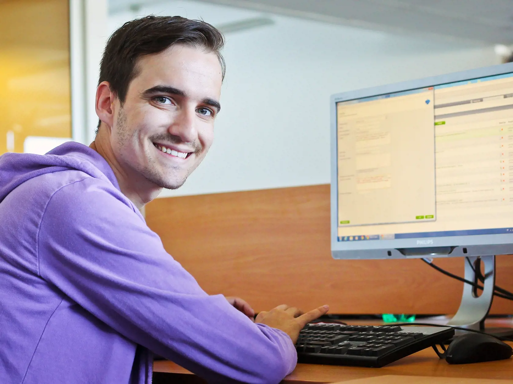 Na snimke slovensky spevak Jakub Petranik pocas online rozhovoru s citatelmi portalu PLUSKA.SK